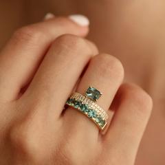 Nangi fine jewelry - teal / Peacock sapphire ring in yellow gold