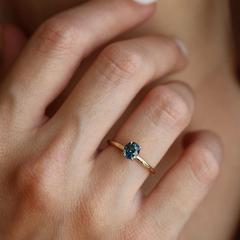Nangi fine jewelry - teal / Peacock sapphire ring in yellow gold