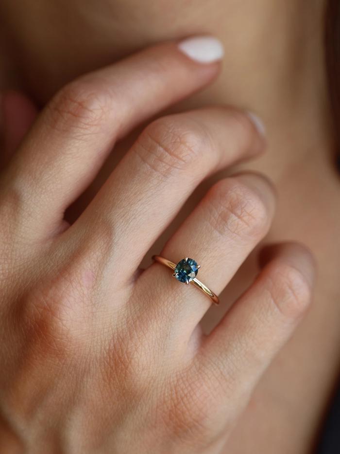 Nangi fine jewelry - teal / Peacock sapphire ring in yellow gold