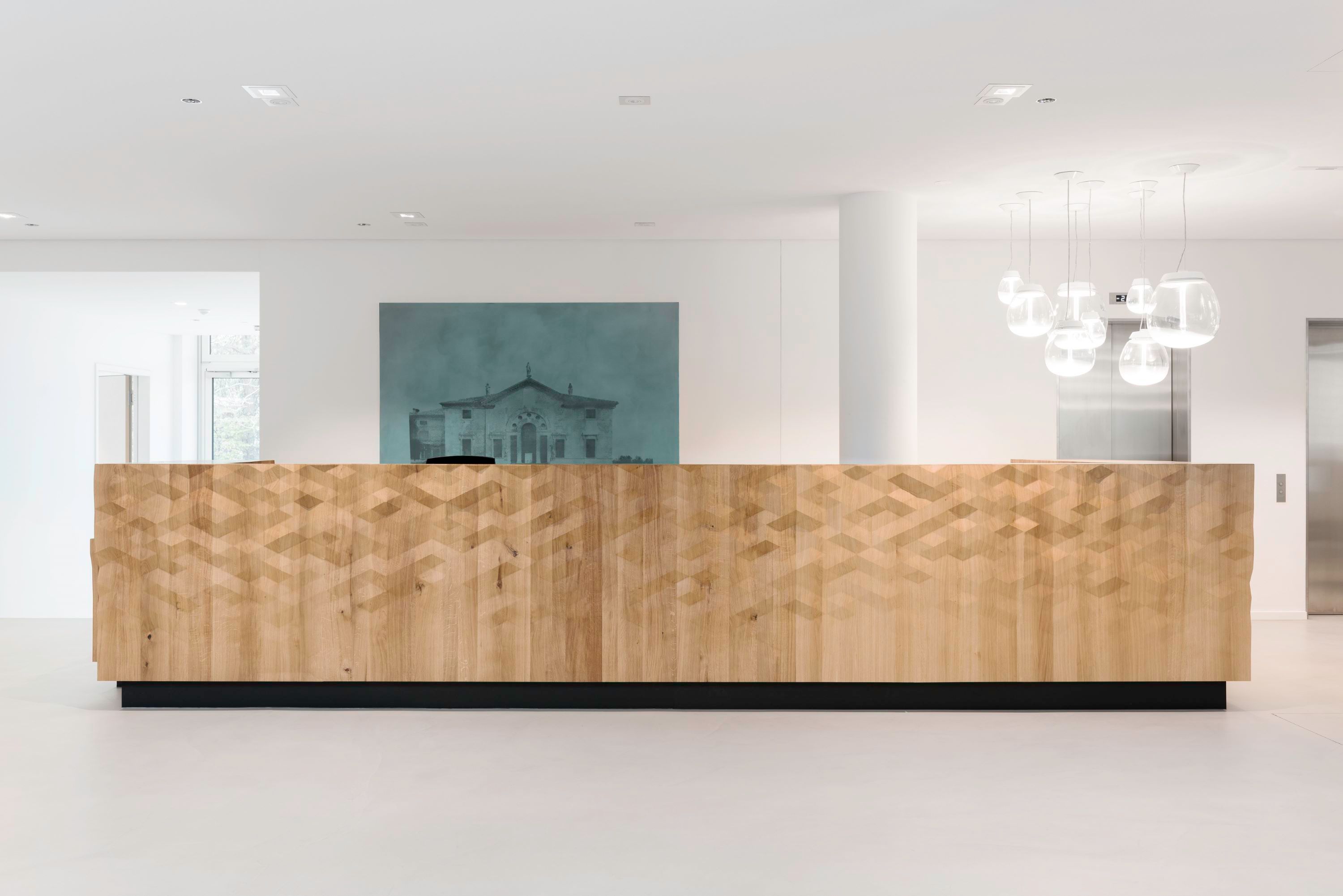 Zirngibl reception counter - solid oak with Formfeld 2 relief (Munich)