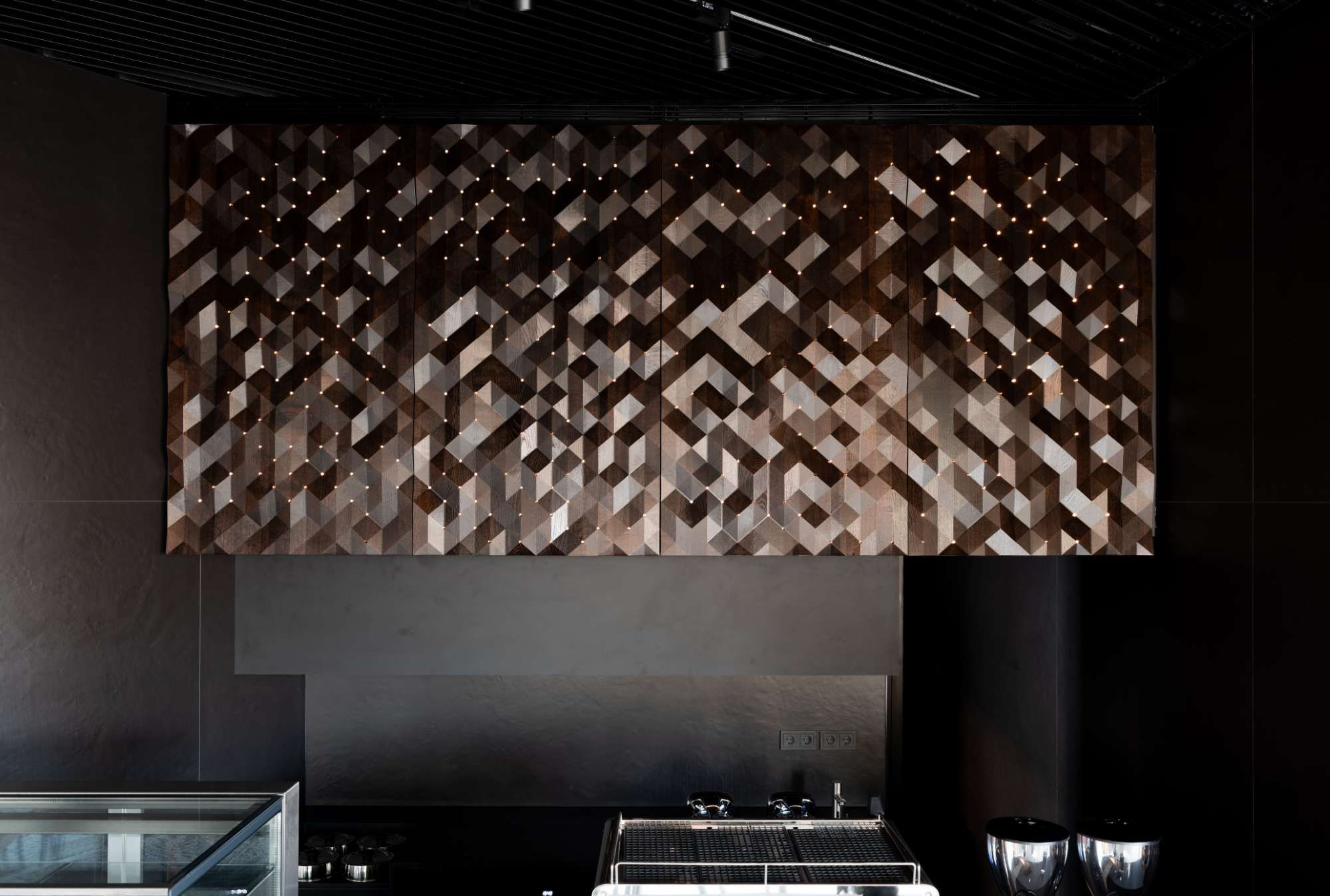 Formfeld-Wand in dunkler Eiche mit integriertem Lichtmuster, Café des Sudetendeutschen Museums.