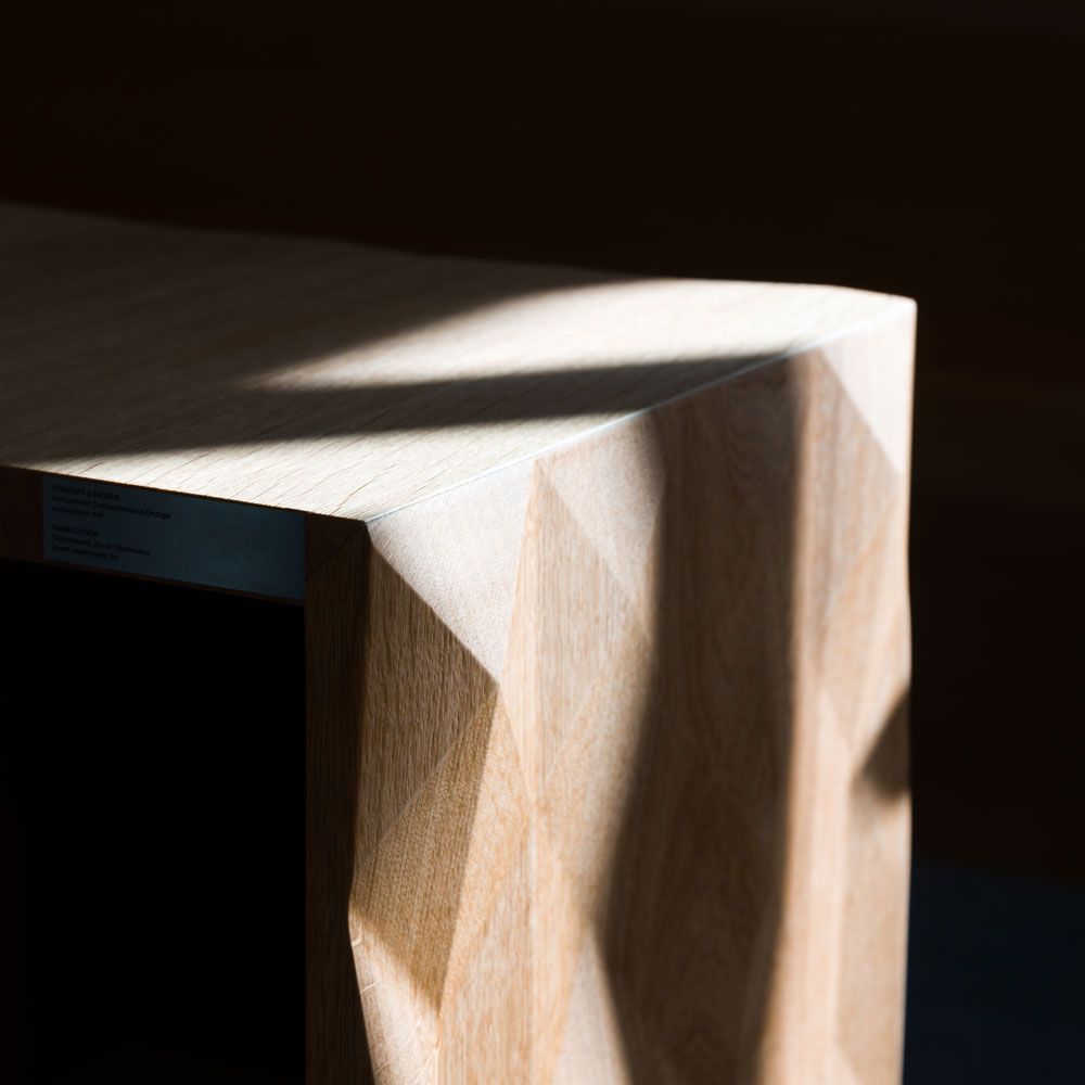 Transition from smooth counter to faceted side panel