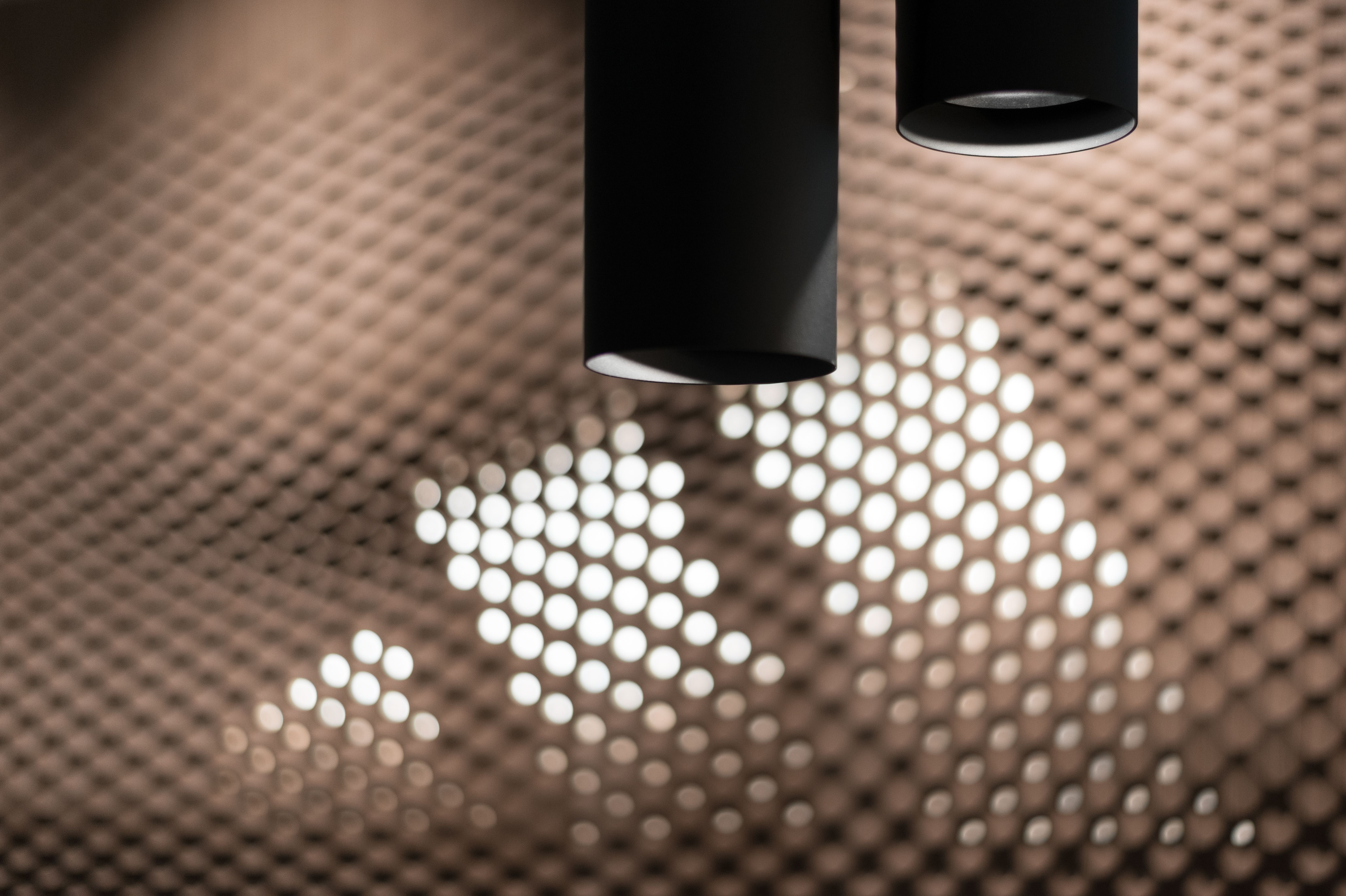 Adidas Logo als hinterleuchtete Perforation der Formfeld 5 Struktur