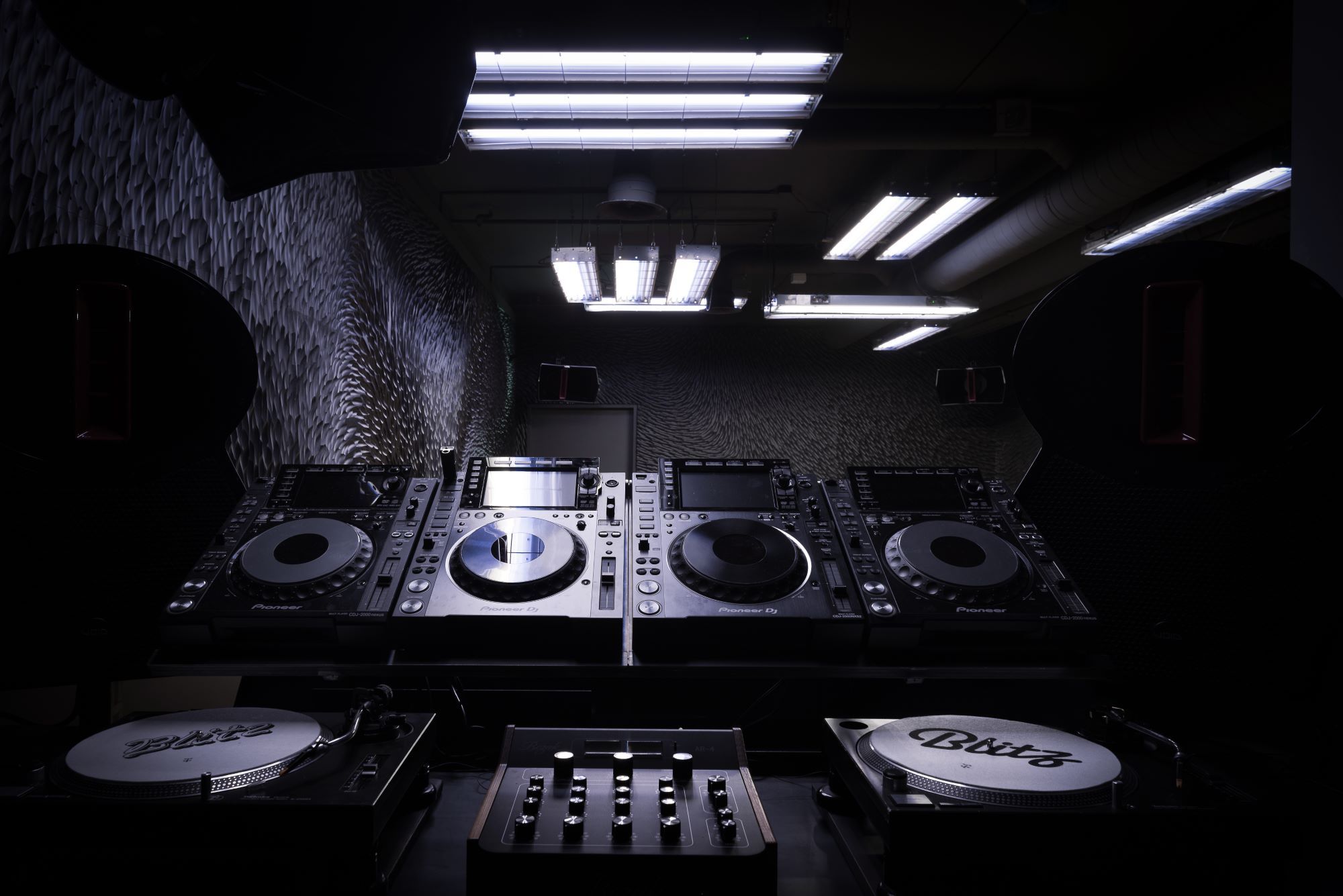 Blitz Club Secondary Floor - DJ-Pult mit Formfeld 1 Wandpaneelen im Hintergrund