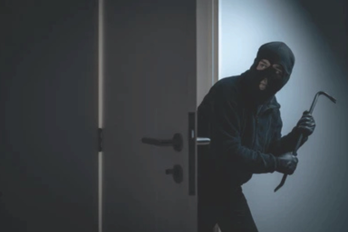 Bandits Abduct Man After Breaking House Wall in Leda During Night Raid