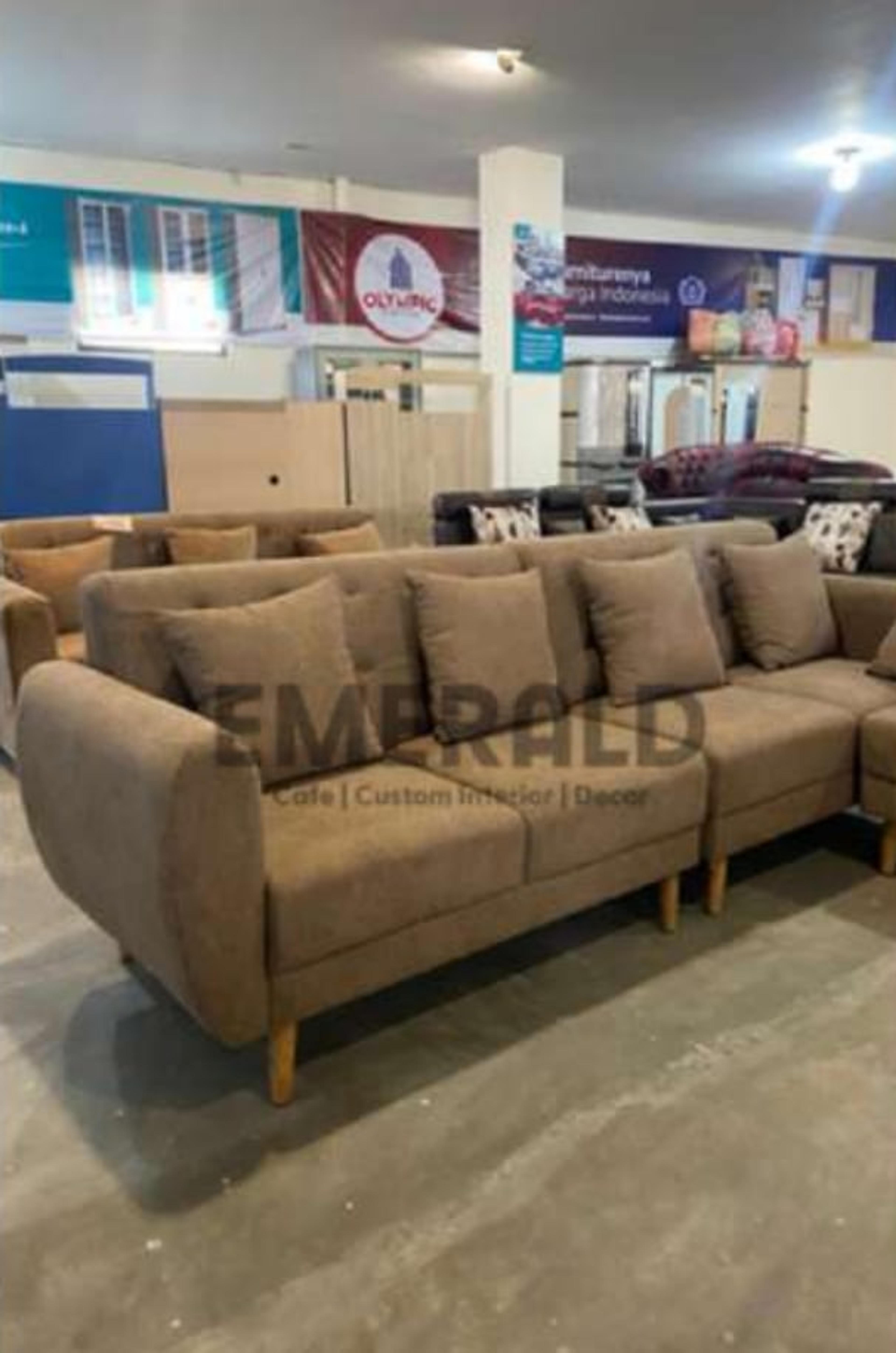 Sudut Romawi — Emerald Sofa