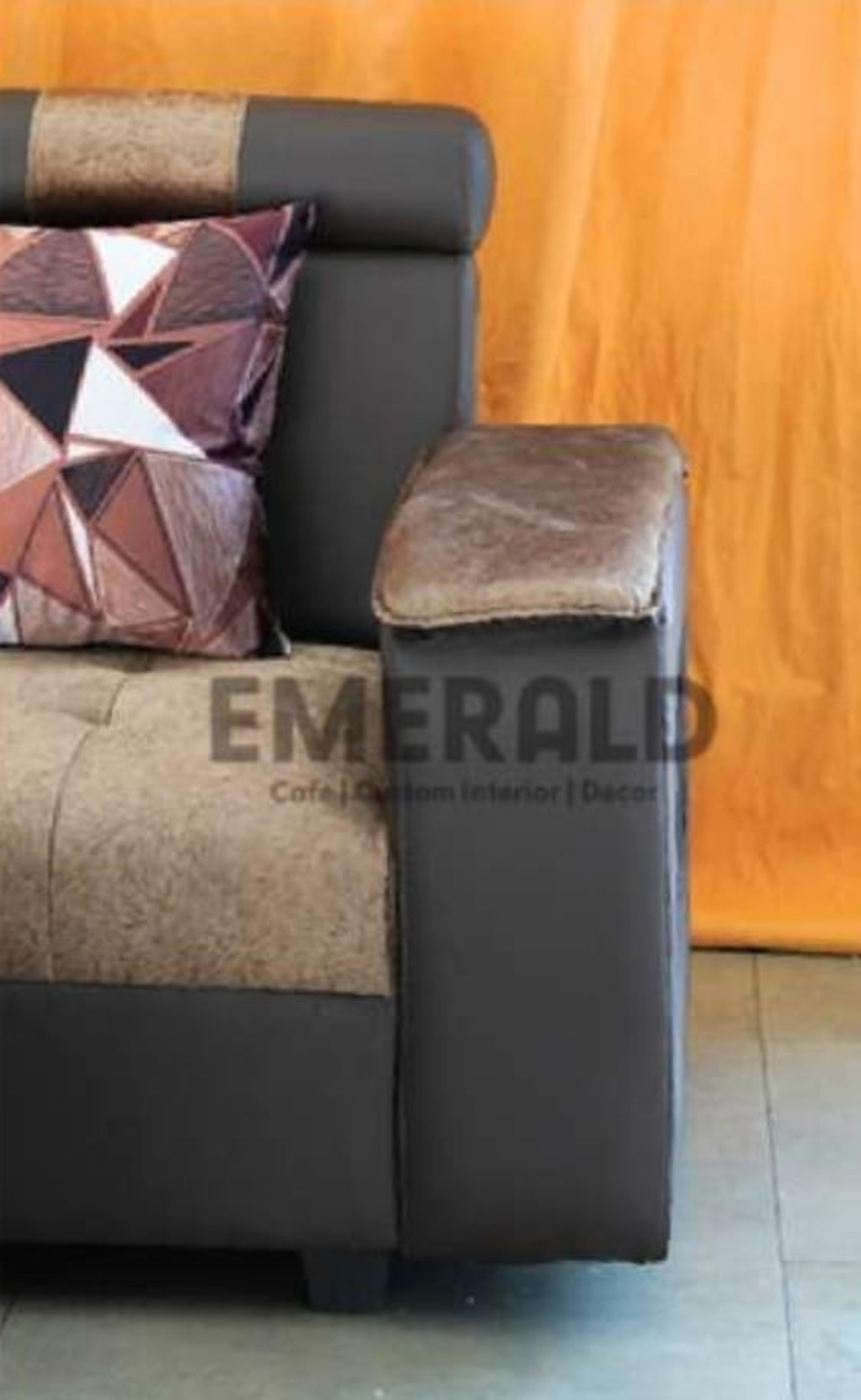Sudut Hole — Emerald Sofa