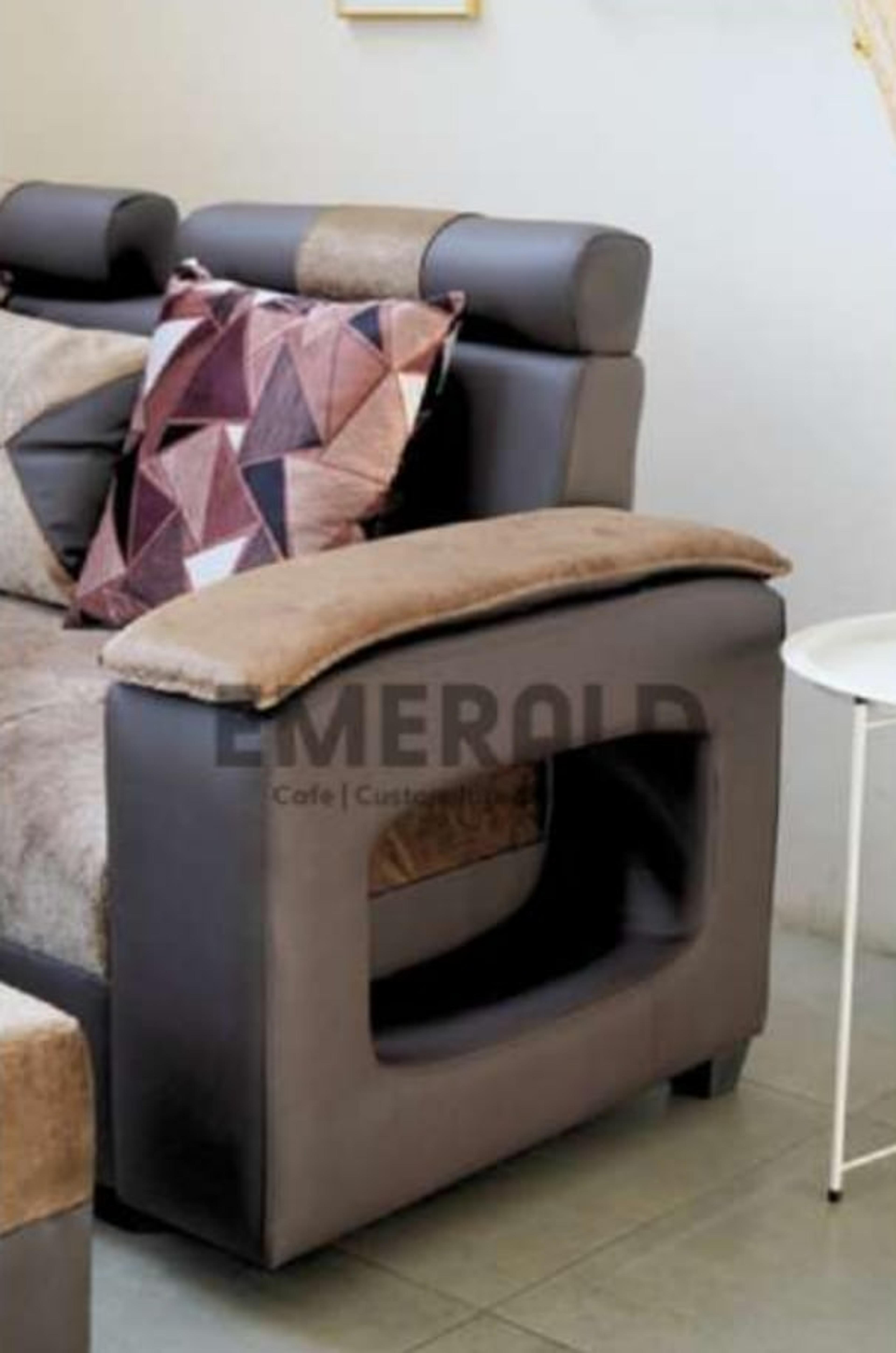 Sudut Hole — Emerald Sofa