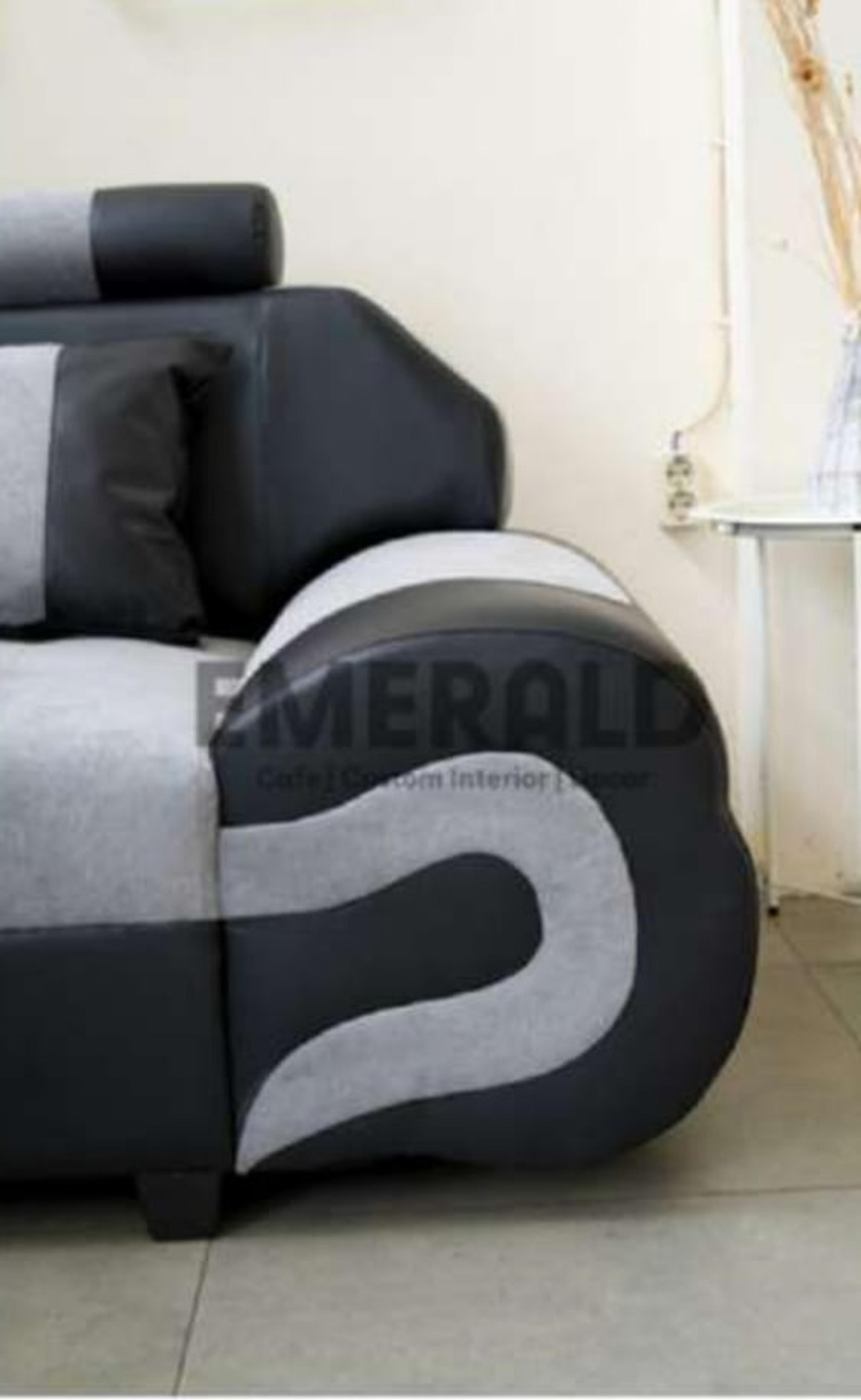 Sudut Omega — Emerald Sofa