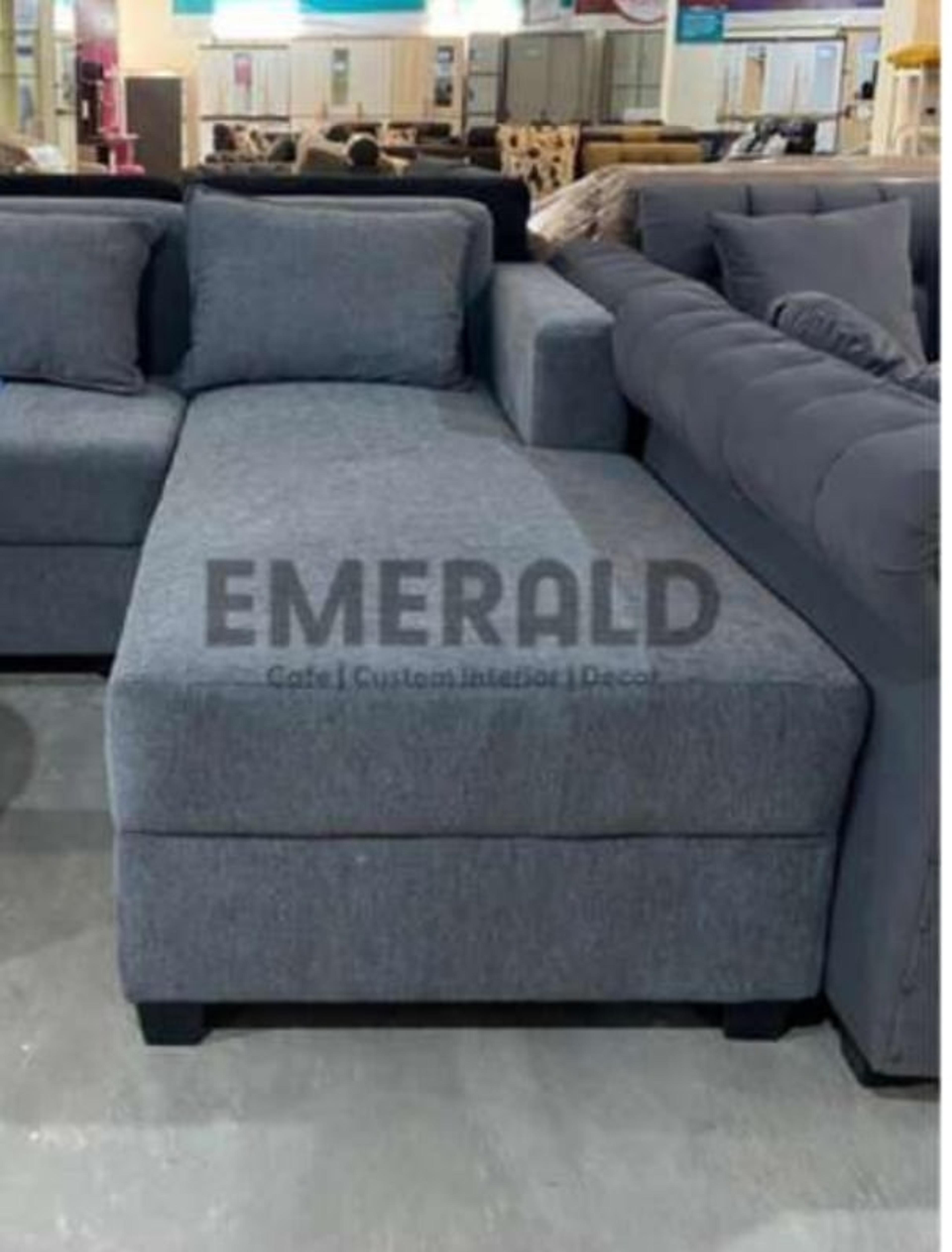 Sudut Santai Minimalis — Emerald Sofa