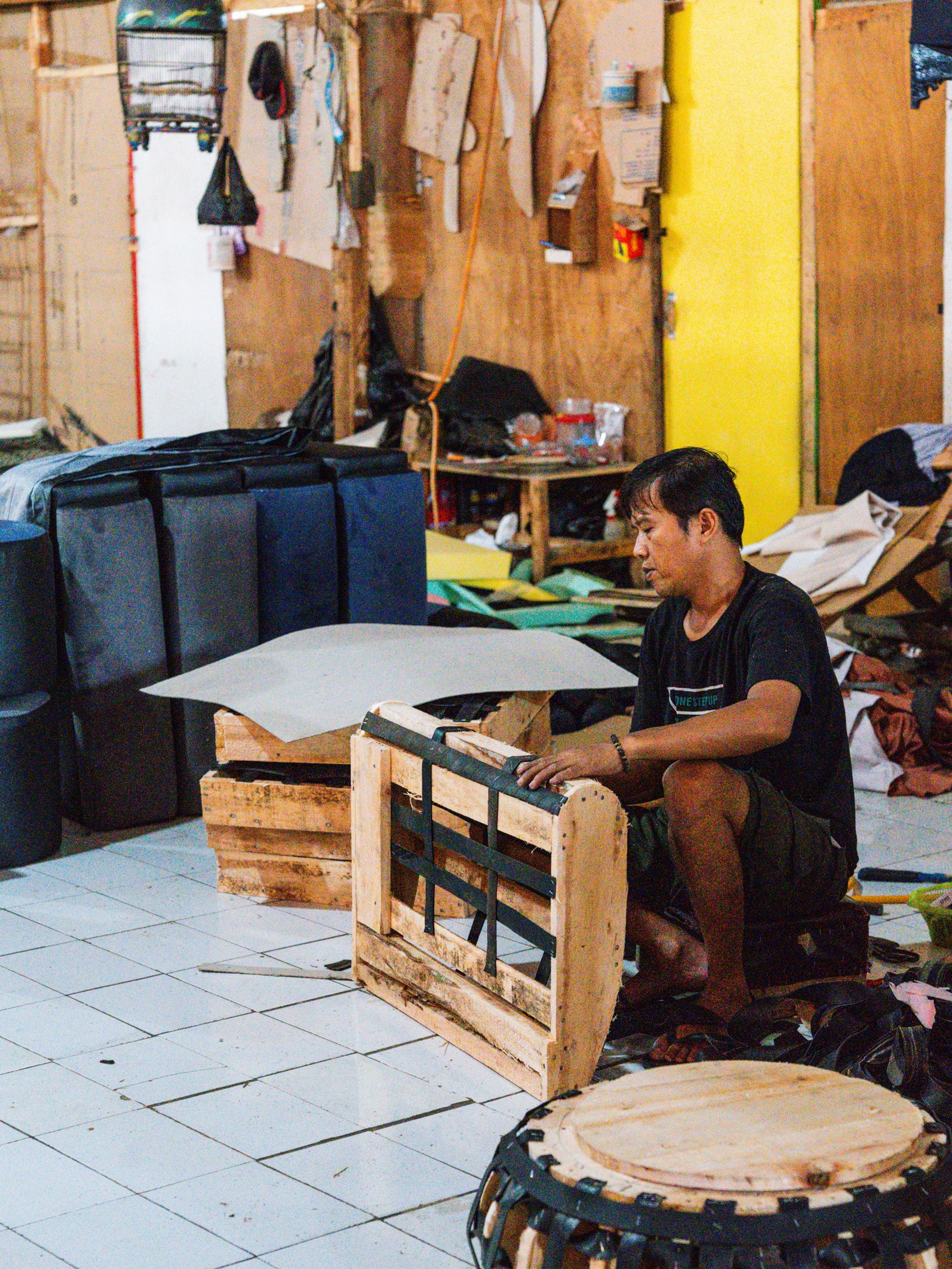 Merangkai rangka di workshop Emerald