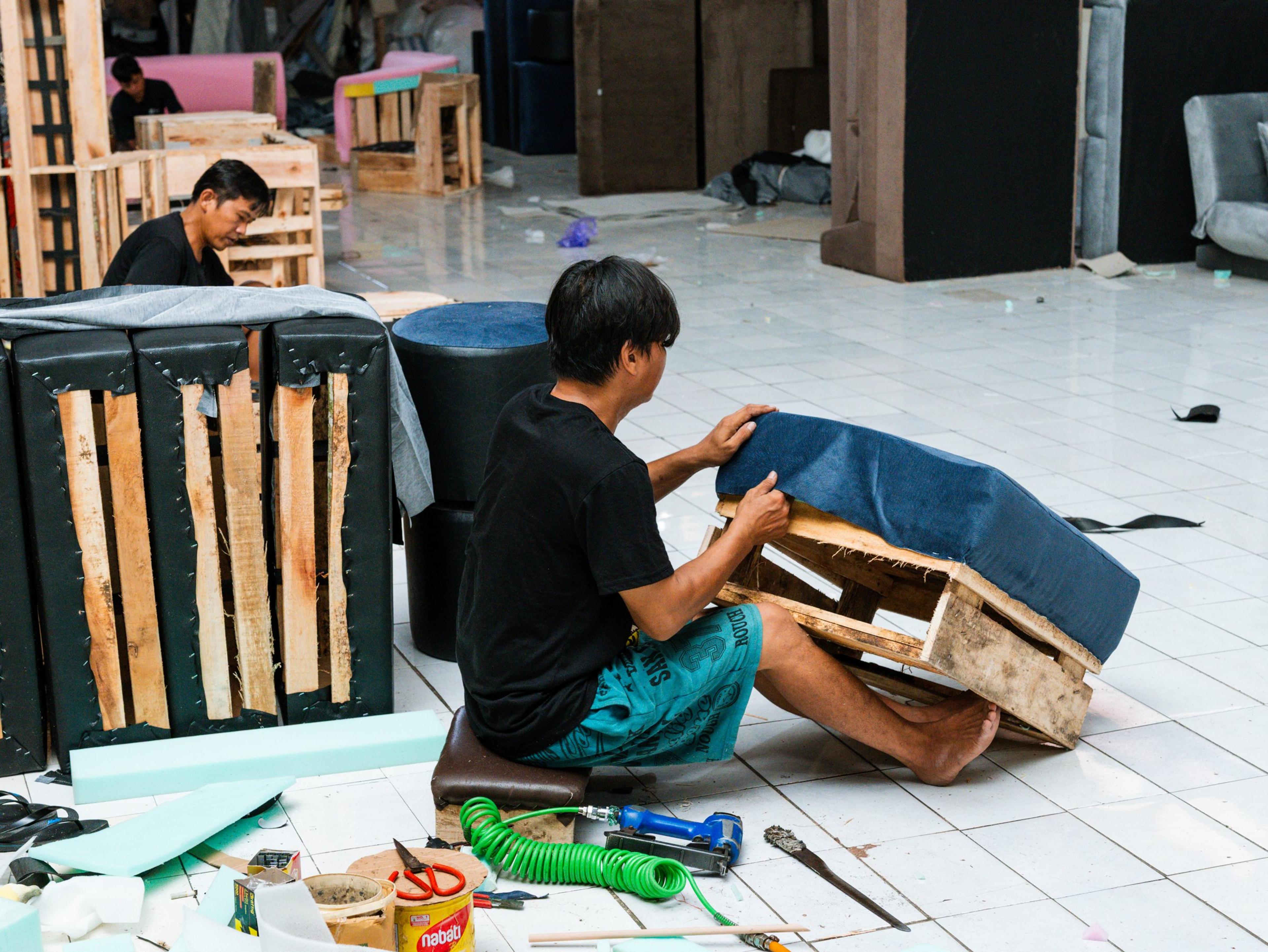 Memasang busa dan kain di workshop Emerald