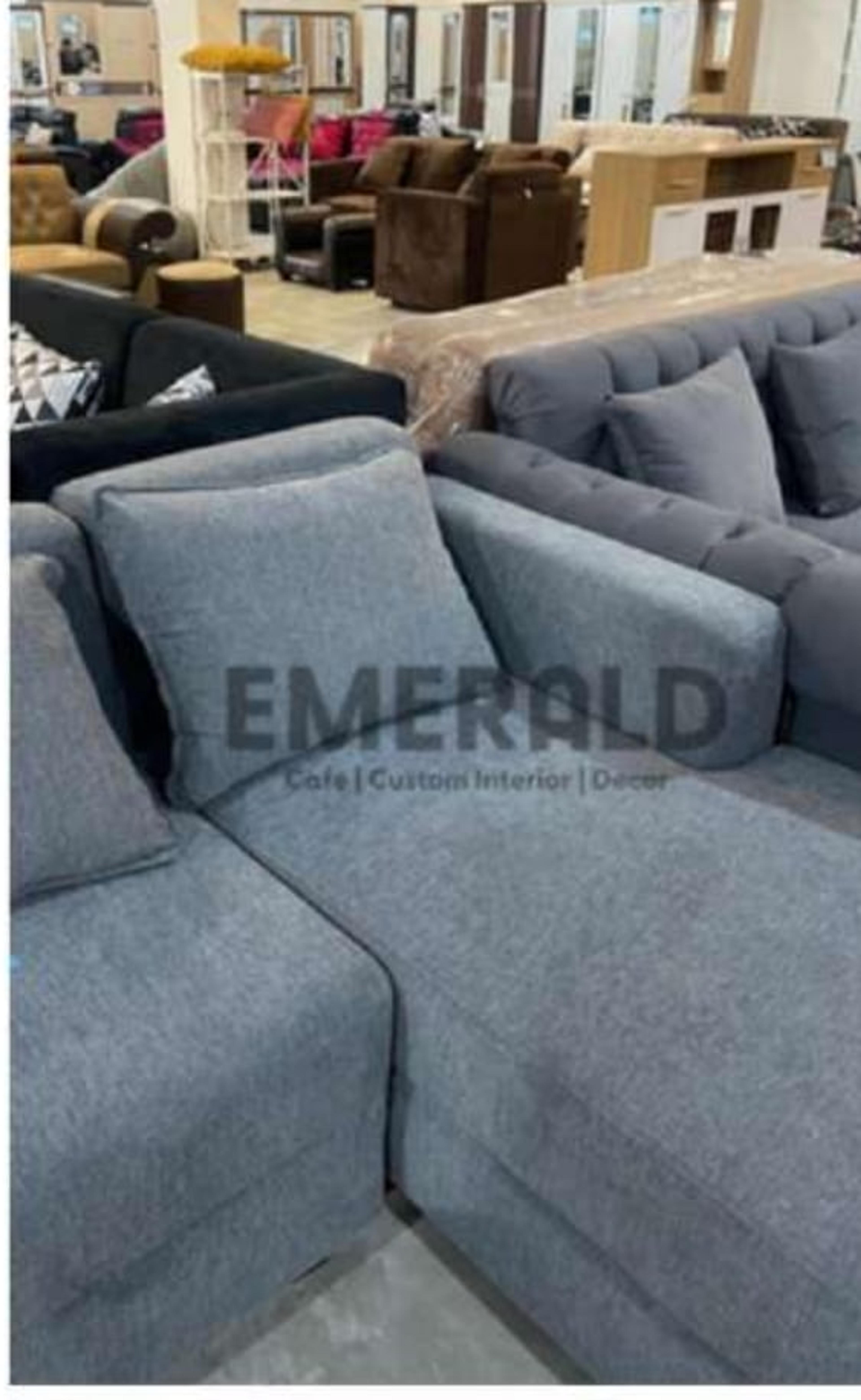 Sudut Santai Minimalis — Emerald Sofa