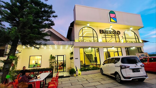 Gedung showroom Emerald Sofa di Ponorogo saat malam