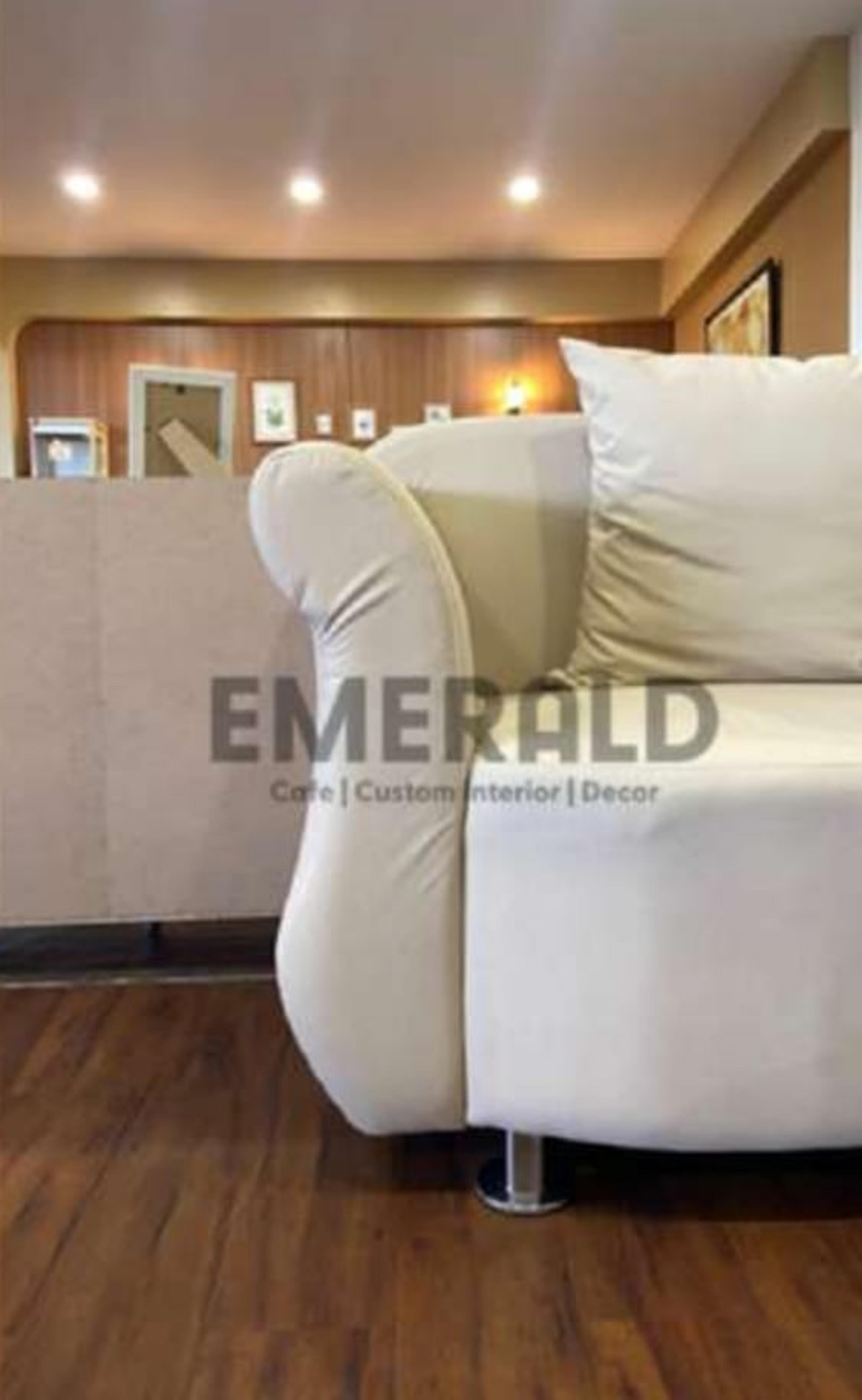 Sudut Angsa — Emerald Sofa