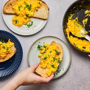 Scrambled Eggs and Toast: Creamy & Nutritious Breakfast