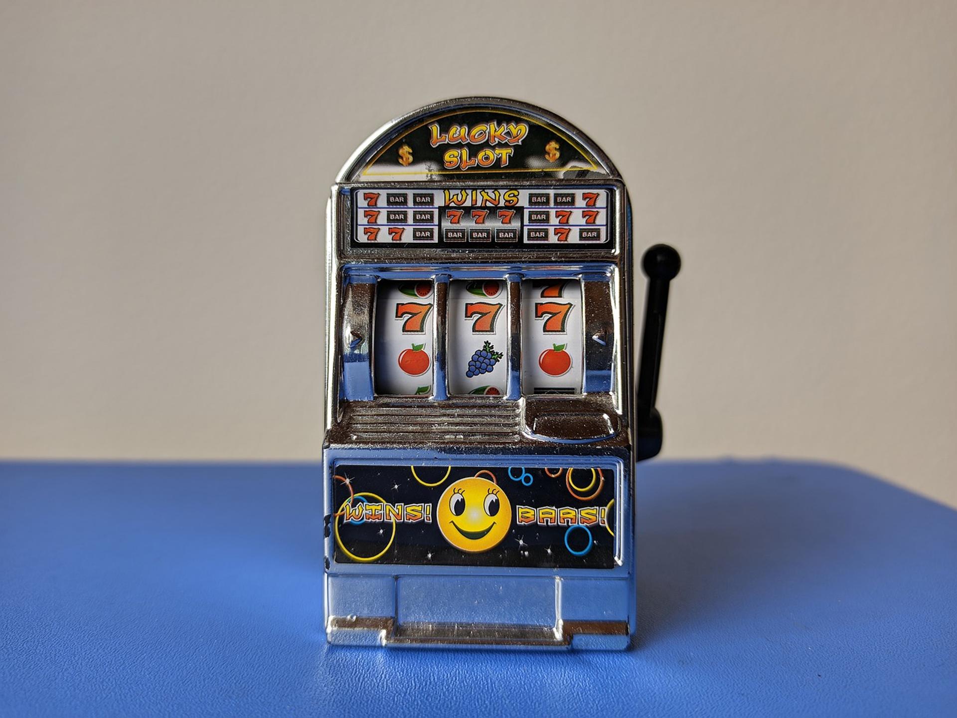 Ilustrasi reel slot dengan simbol jackpot dan kilau neon