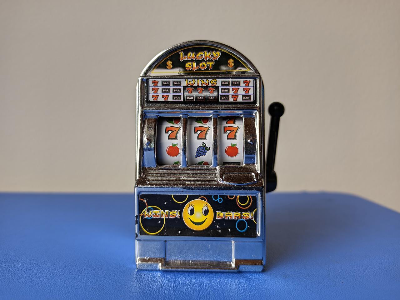 Ilustrasi reel slot dengan simbol jackpot dan kilau neon