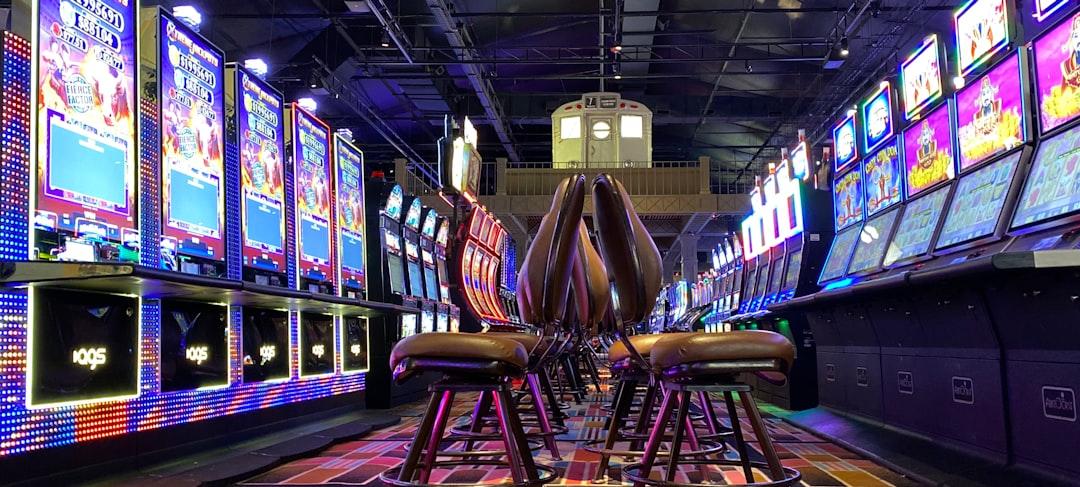Tabel paytable dan fitur bonus pada layar permainan slot