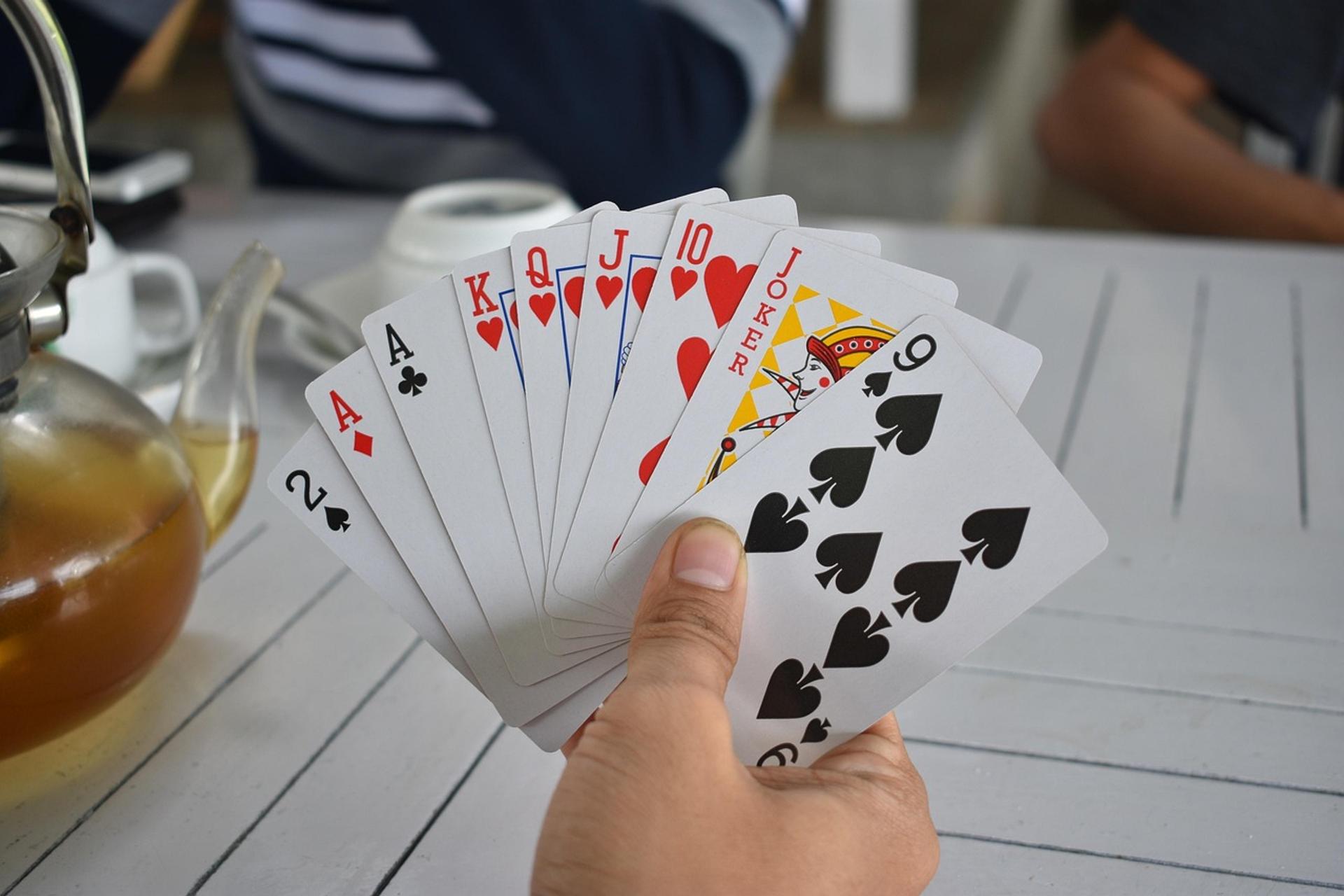 Ilustrasi reel slot dengan simbol jackpot dan kilau neon