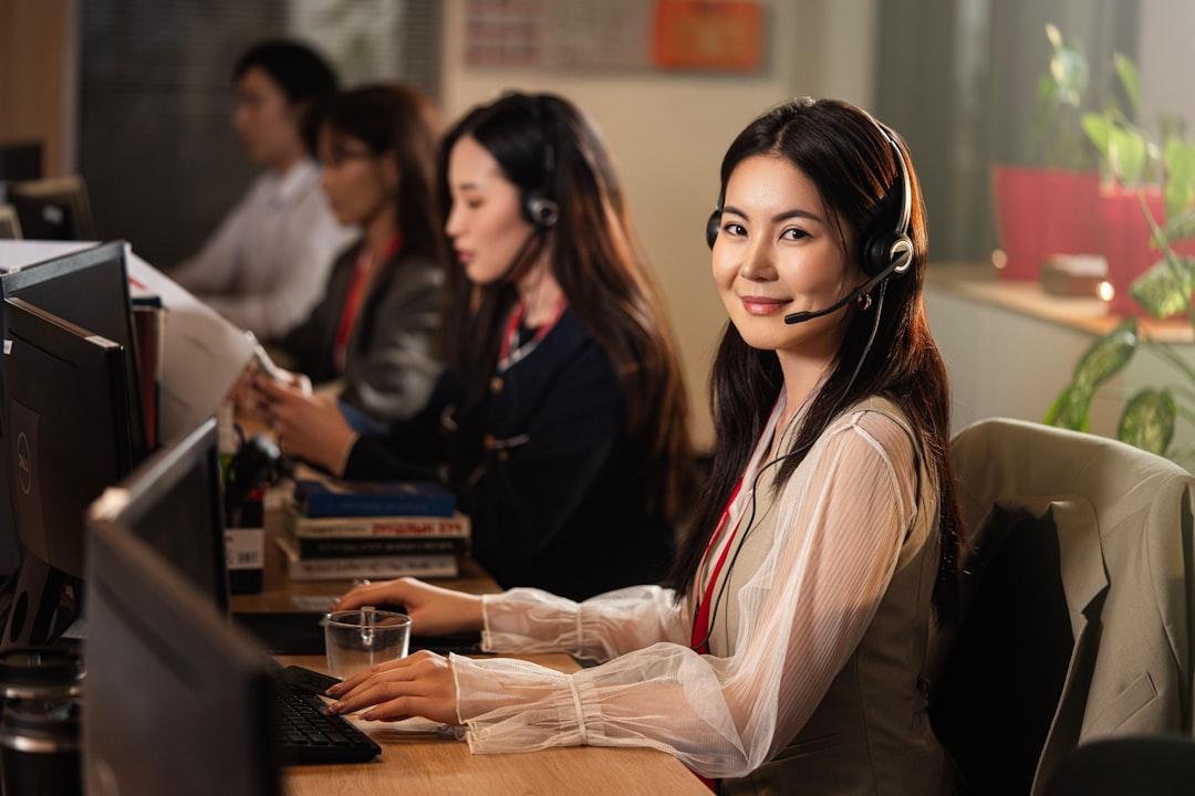 Perbandingan saluran kontak live chat, WhatsApp, dan Telegram