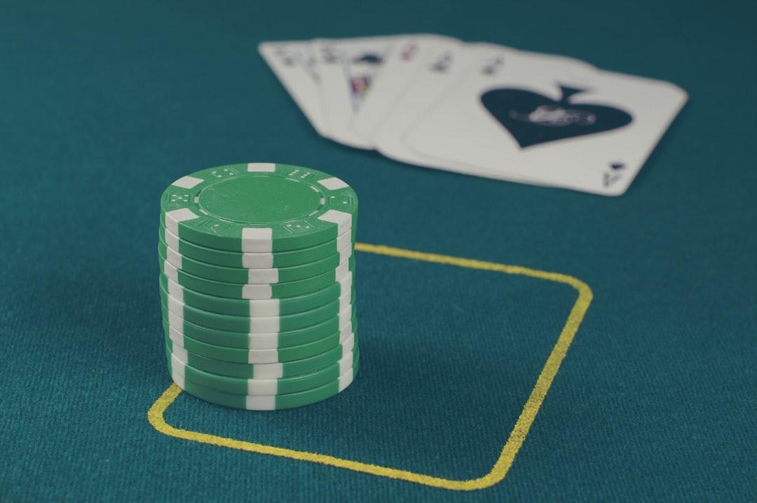 Pemain sedang menganalisis game slot di laptop