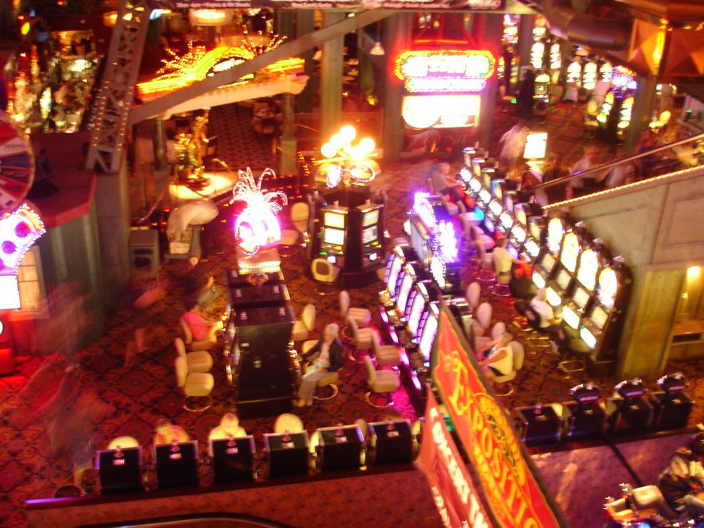 Ilustrasi mekanik tumbling reels dan scatter lolipop pada slot Sweet Bonanza