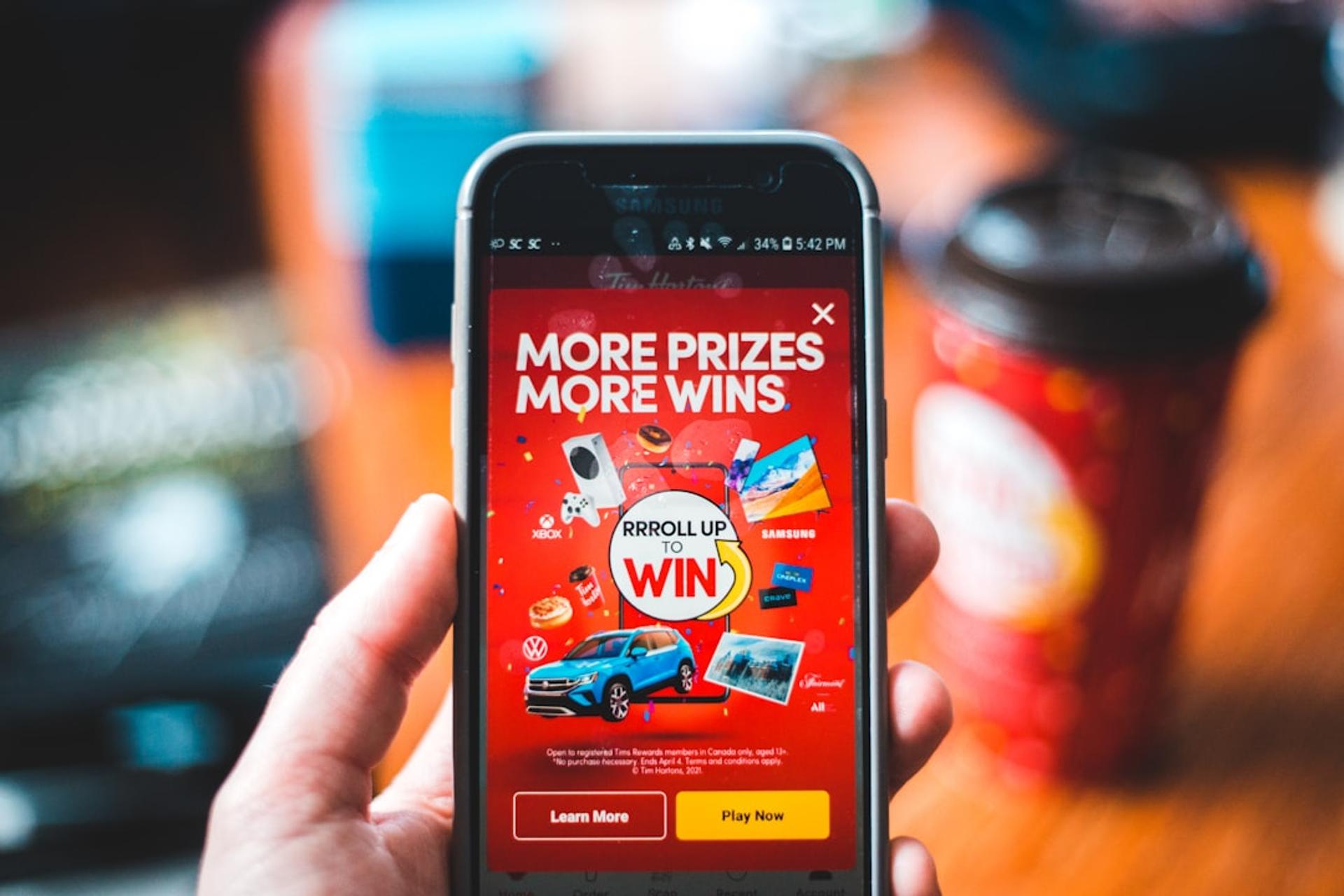 Ilustrasi reel slot dengan simbol jackpot dan kilau neon
