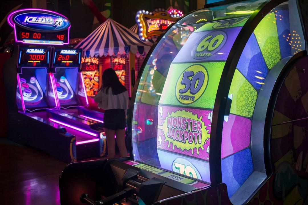 Ilustrasi mesin slot online dengan reel dan cahaya neon