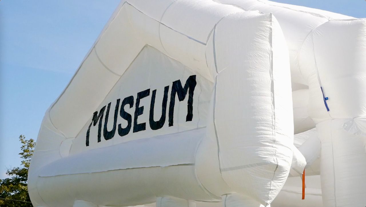 Pelle Brage & Co turnerer med sitt oppblåsbare museum