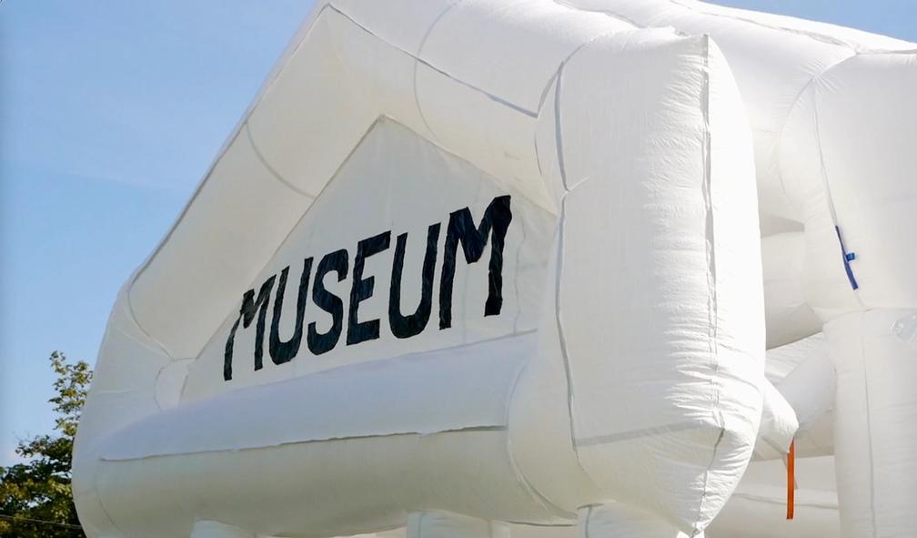 Pelle Brage & Co turnerer med sitt oppblåsbare museum