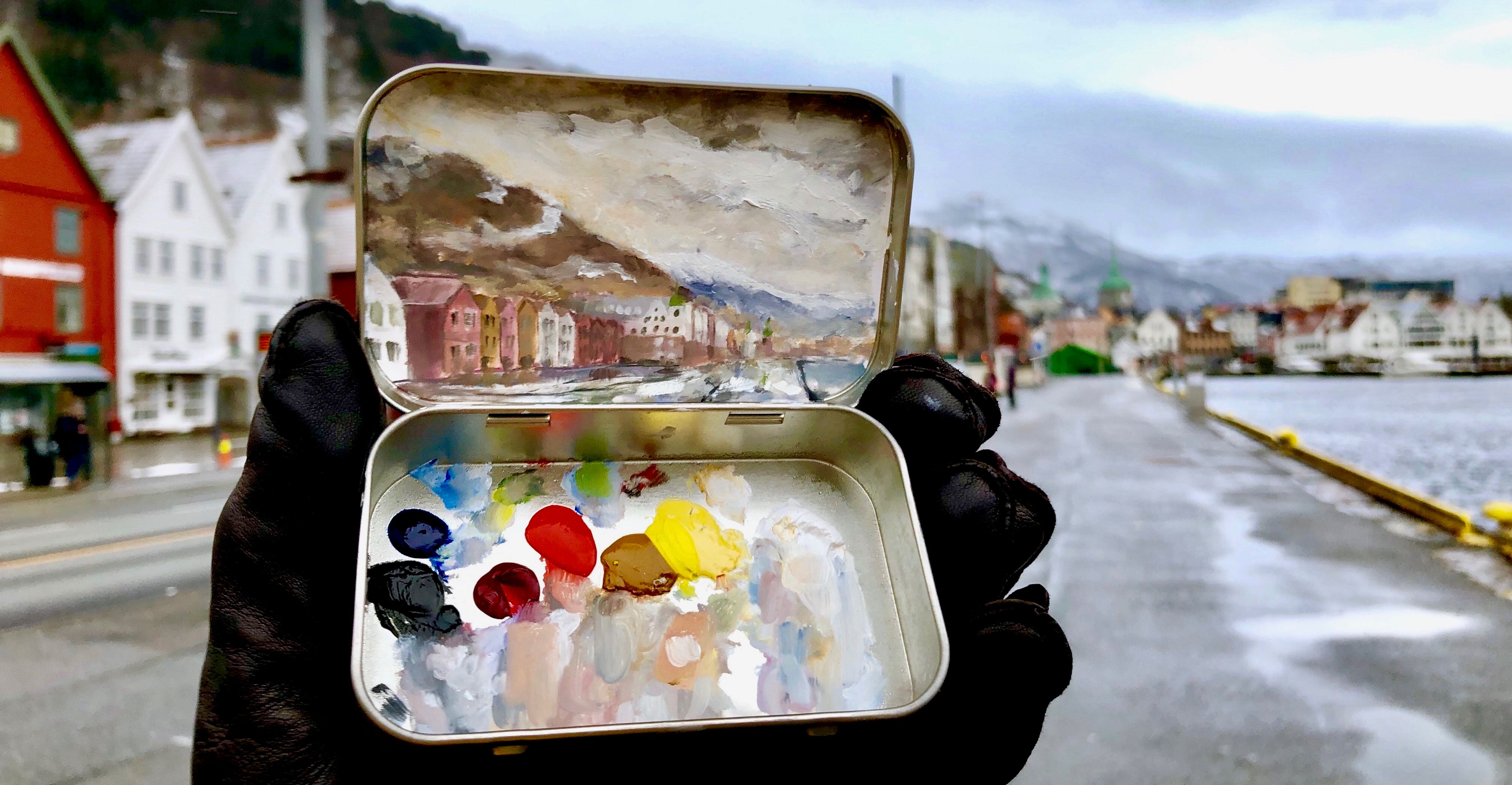 Matthew kan male hva som helst, hvor som helst med "mini tins"