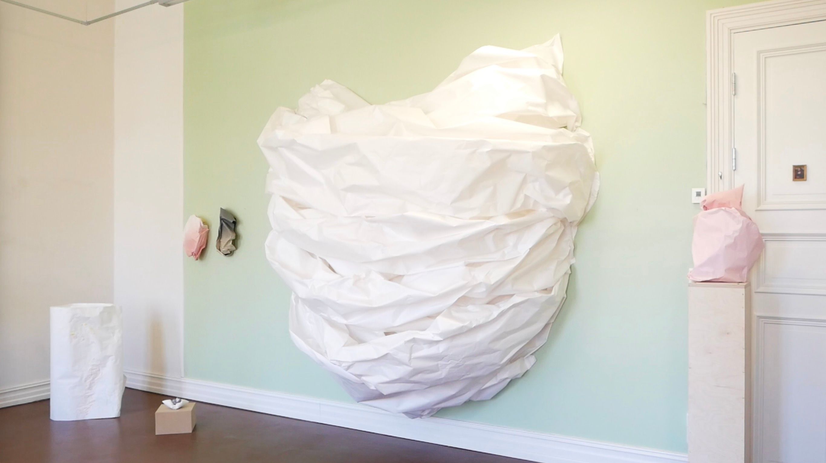 Marit Roland klarer å gjøre om enkelt papir til storslåtte skulpturer