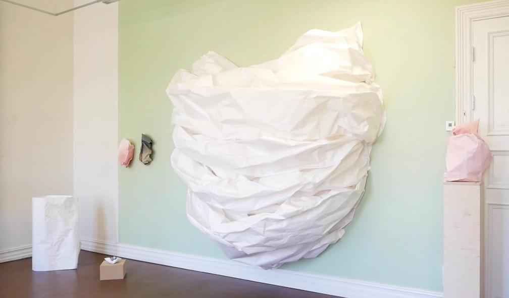 Marit Roland klarer å gjøre om enkelt papir til storslåtte skulpturer