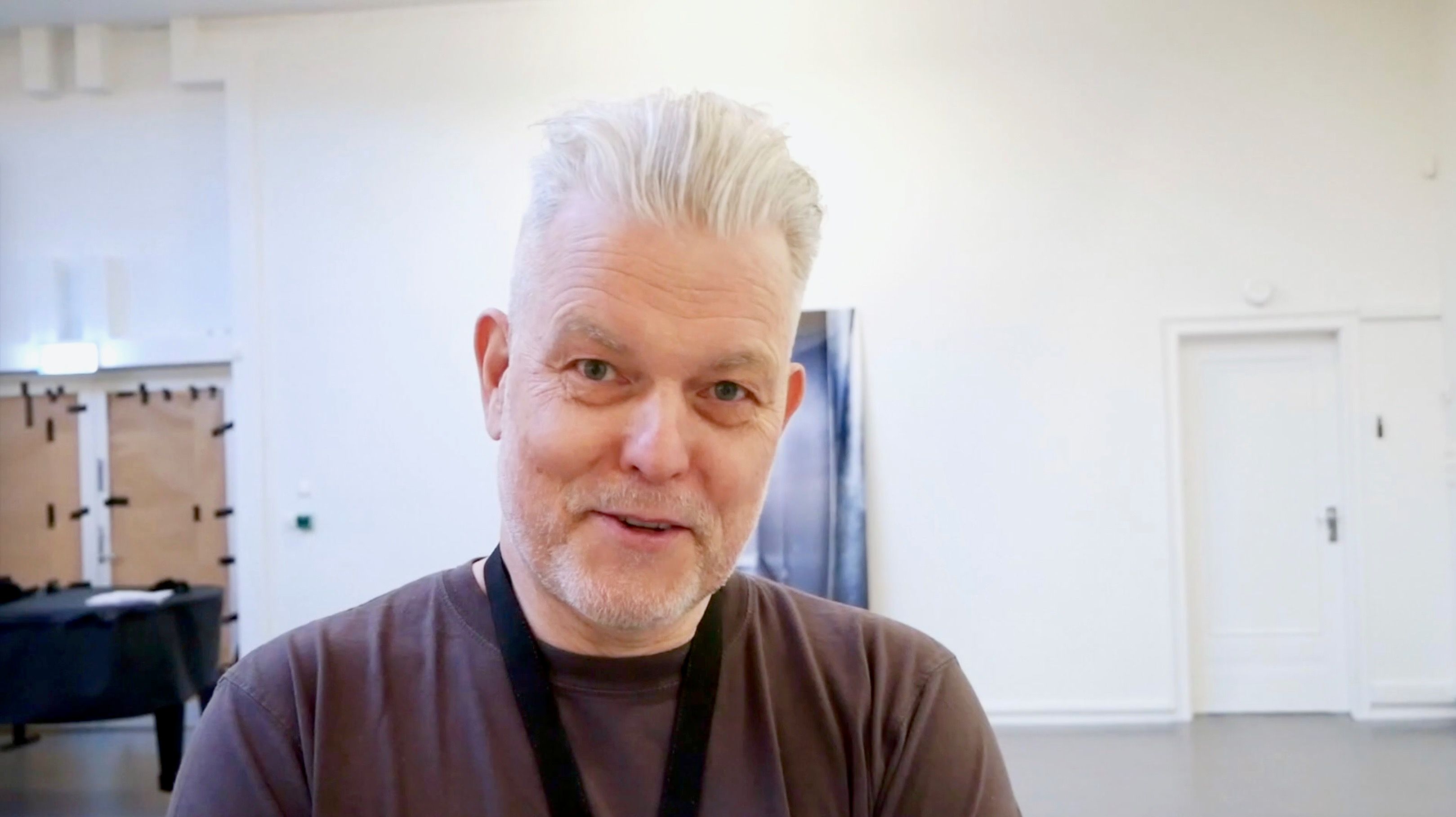 Se kunsten til Per Barclay laget av blod, olje, vann og vin