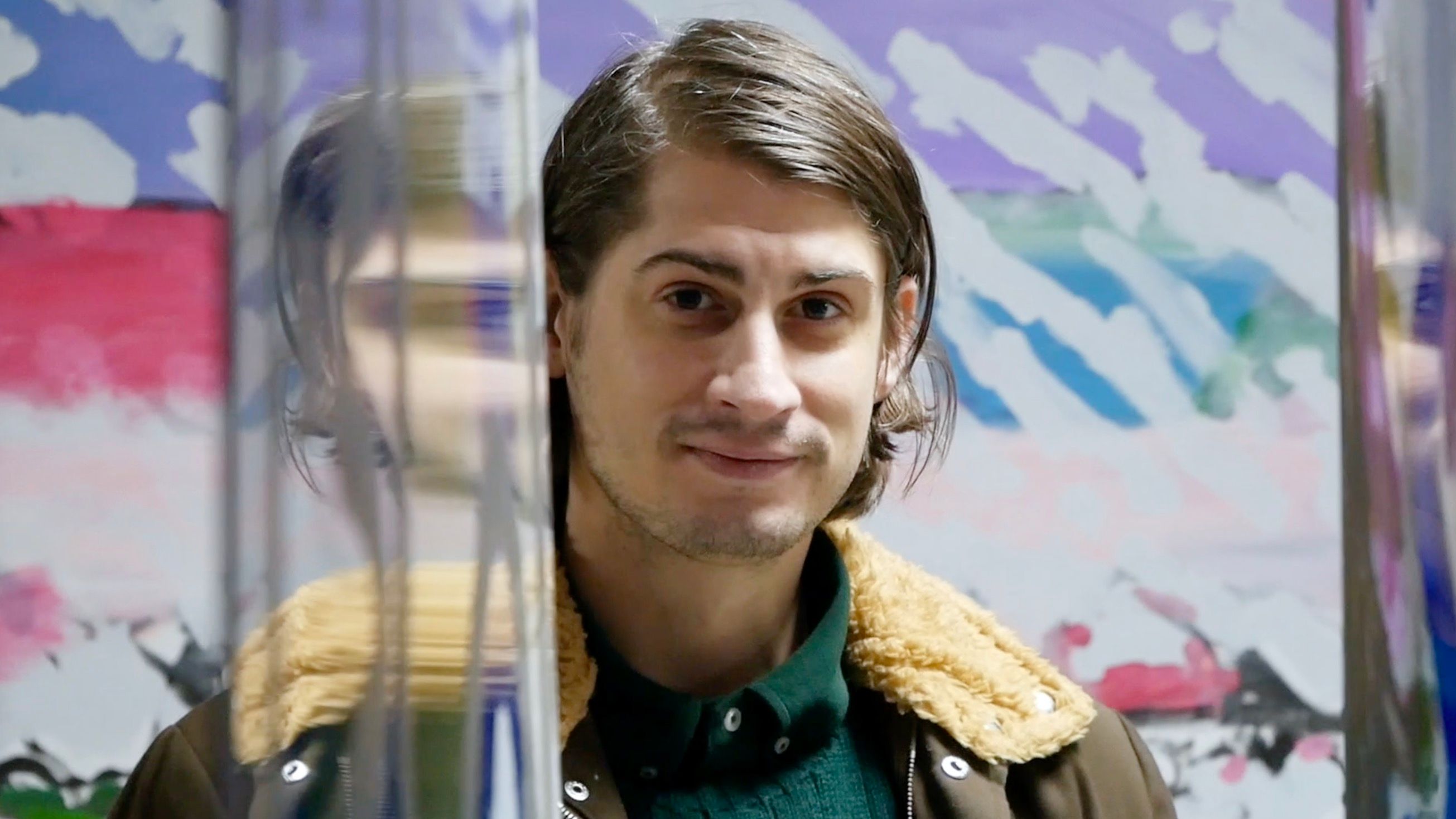 Julian Karlsen maler opplevelser som lidelse, kjærlighet og fortvilelse