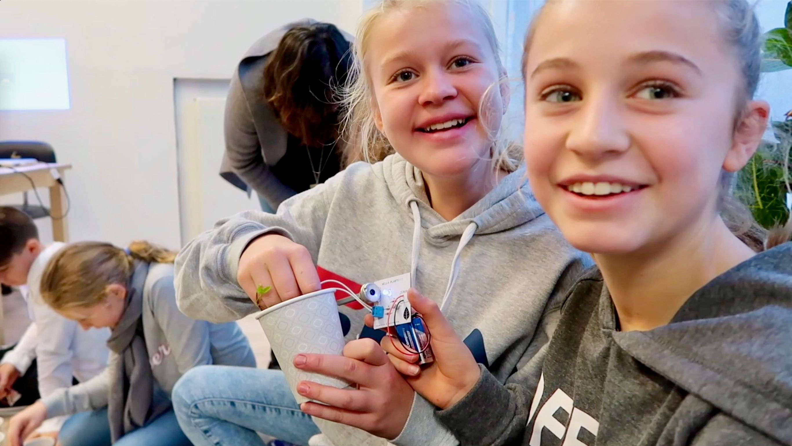 Barn lager kunst med elektronikk under Piksel Festival