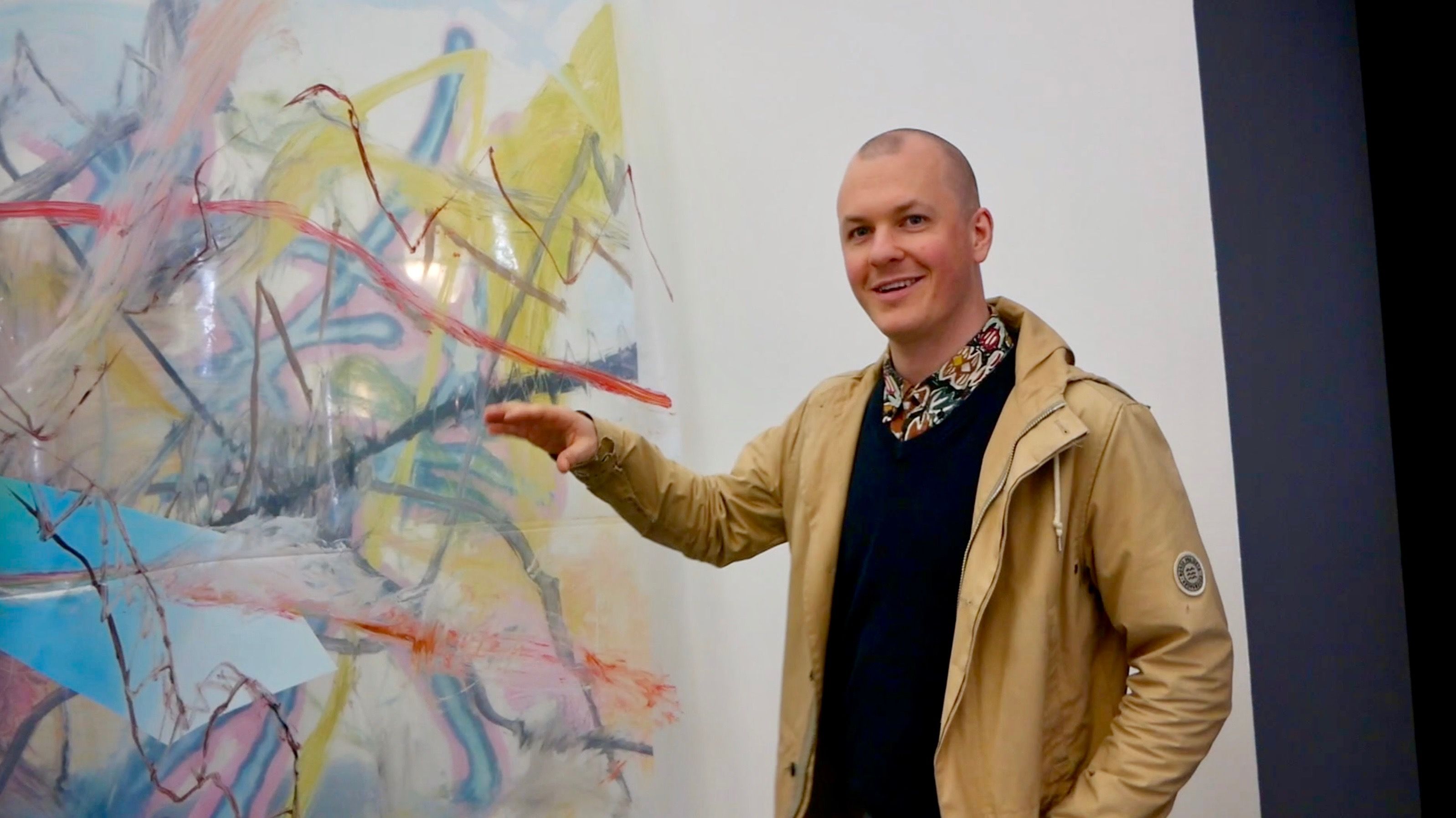 Ruben Eikebø maler på speil for Masterutstillingen 2018 hos Bergen Kunsthall