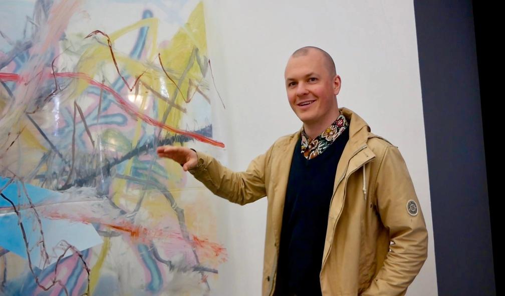 Ruben Eikebø maler på speil for Masterutstillingen 2018 hos Bergen Kunsthall