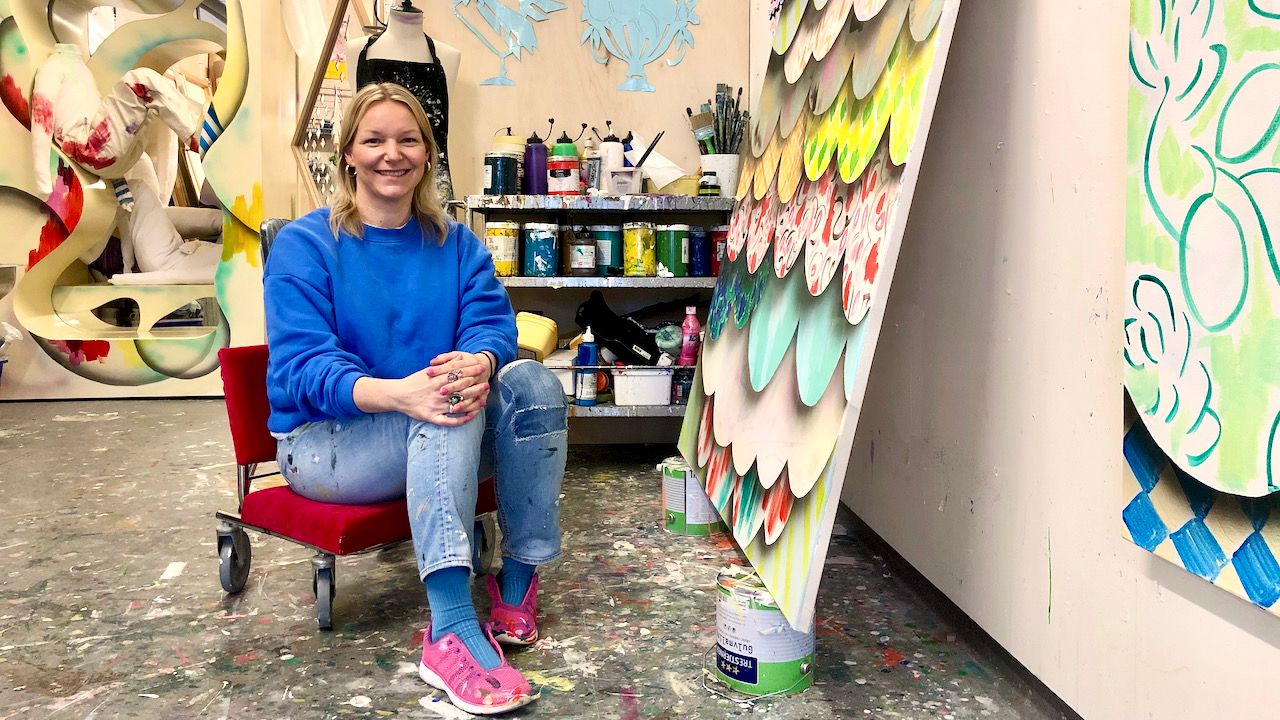 Ingrid Toogood eksperimenterer med kulisser og romfølelse i kunsten sin