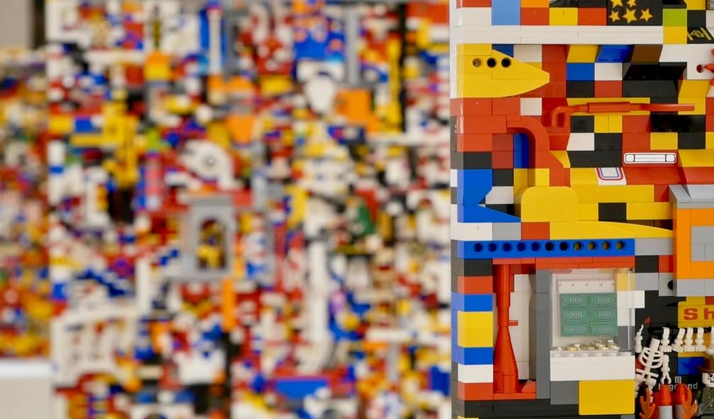 Søren Krag stiller politiske spørsmål med LEGO hos Skog Art space