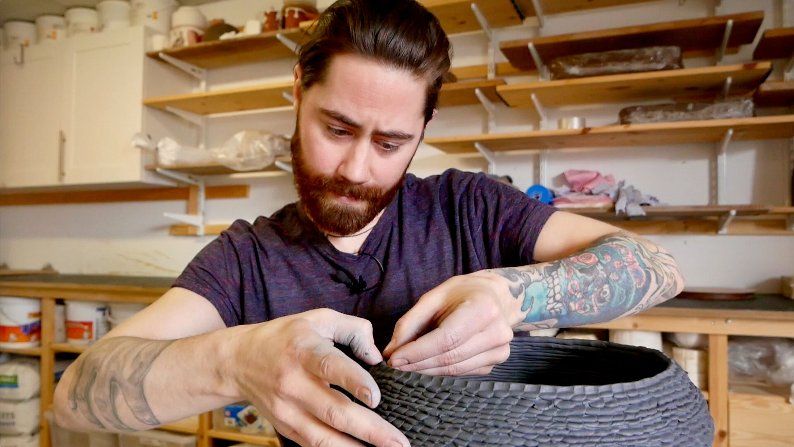 Eyvind Solli Andreassen bruker en flere tusen år gammel teknikk i keramikken