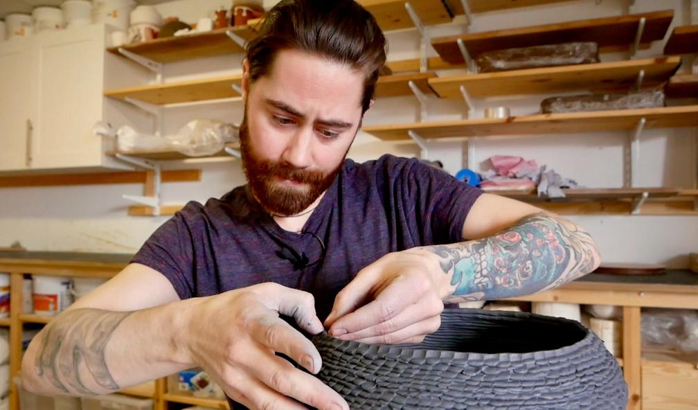 Eyvind Solli Andreassen bruker en flere tusen år gammel teknikk i keramikken