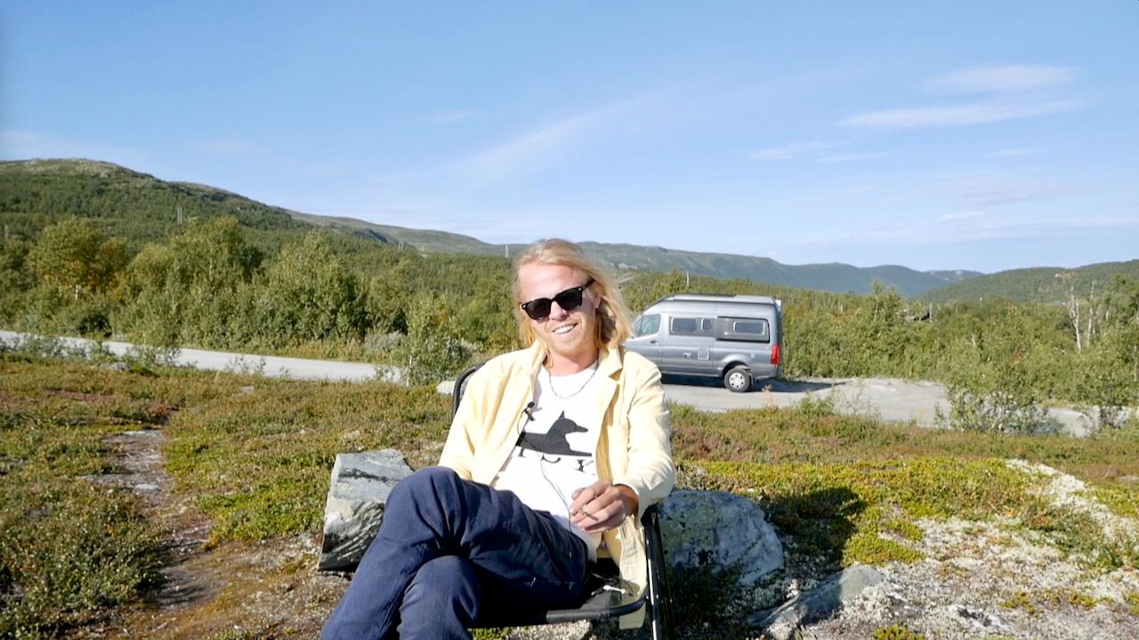 Axel Vindenes får solgt hvert eneste maleri han lager