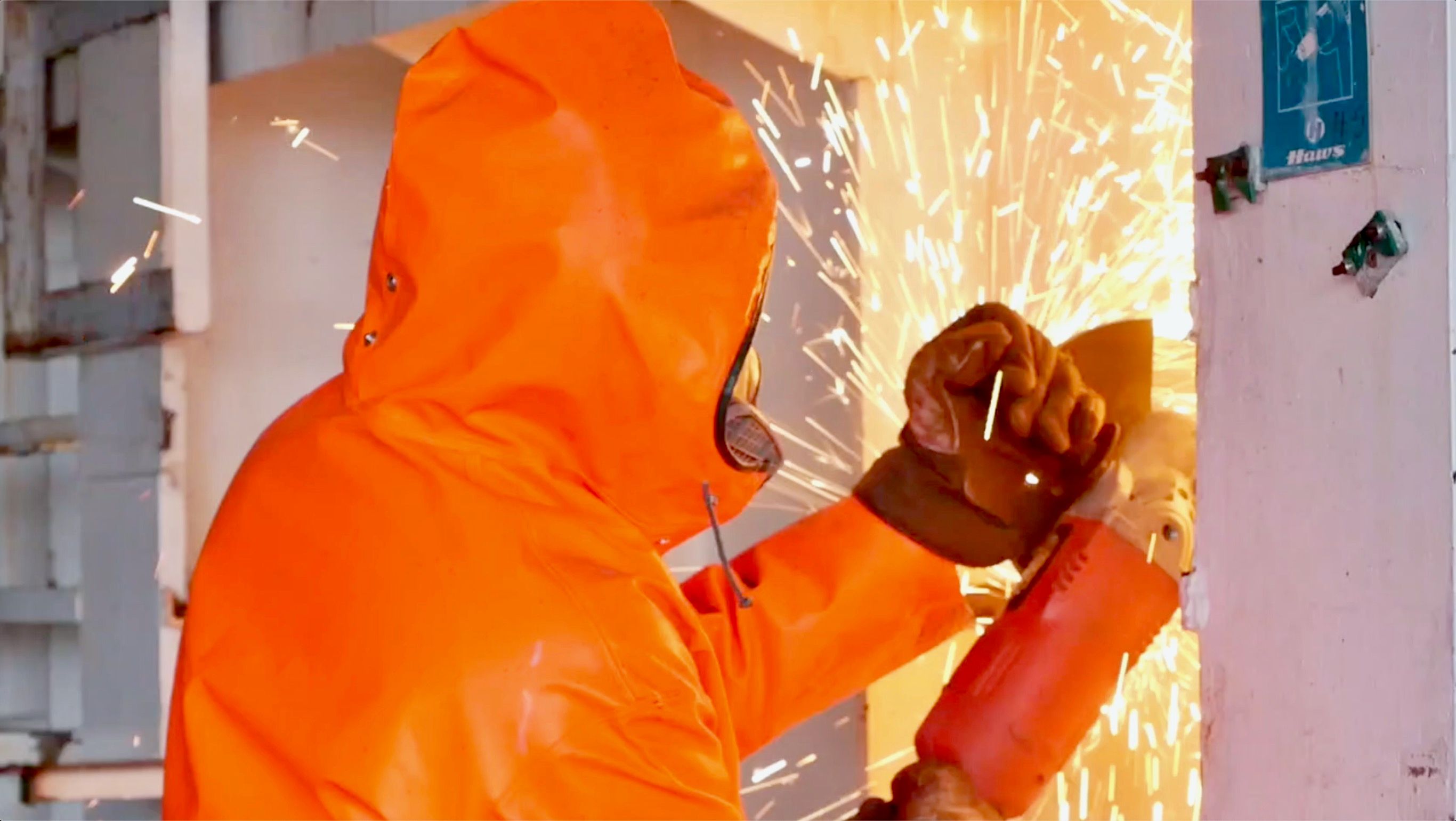 Morten Landmark kutter i skip som veier 4000 tonn. Panama 3/4