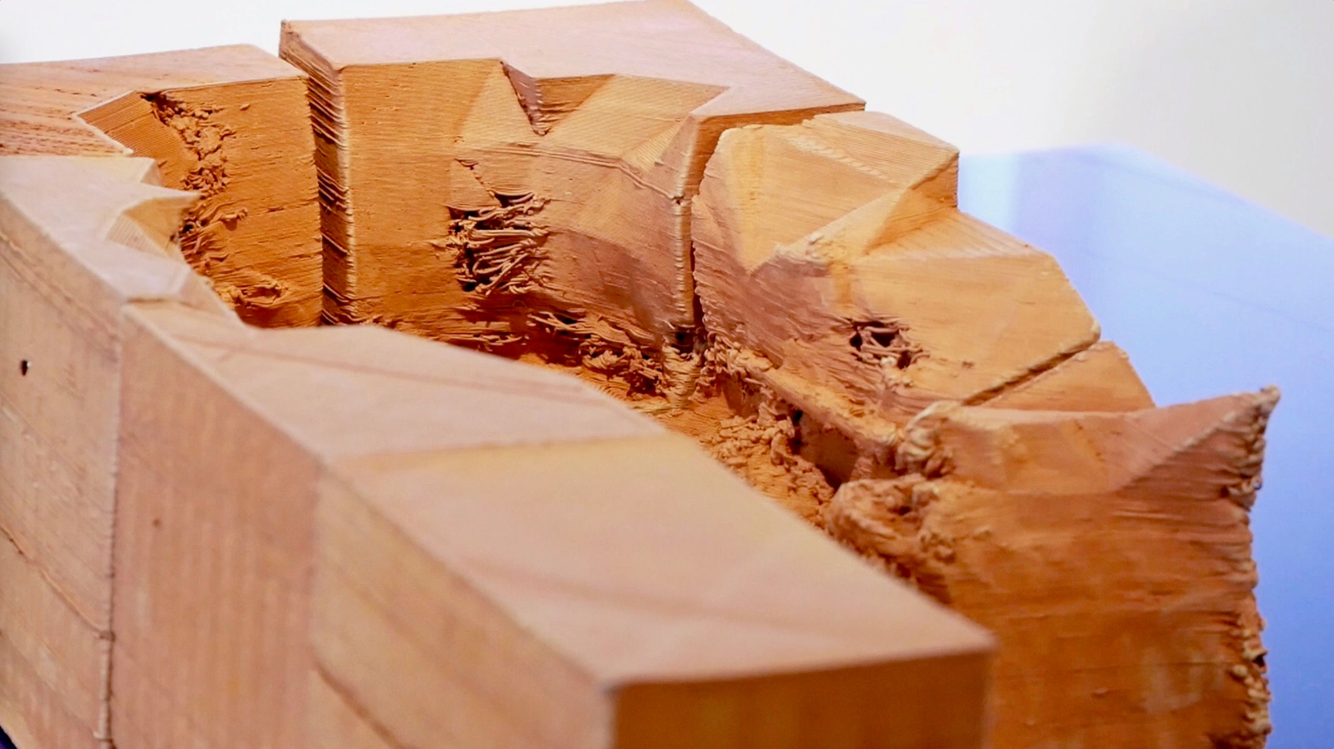 Sigrid Espelien og Arely Amaut hacket en 3D-printer til å printe i leire!