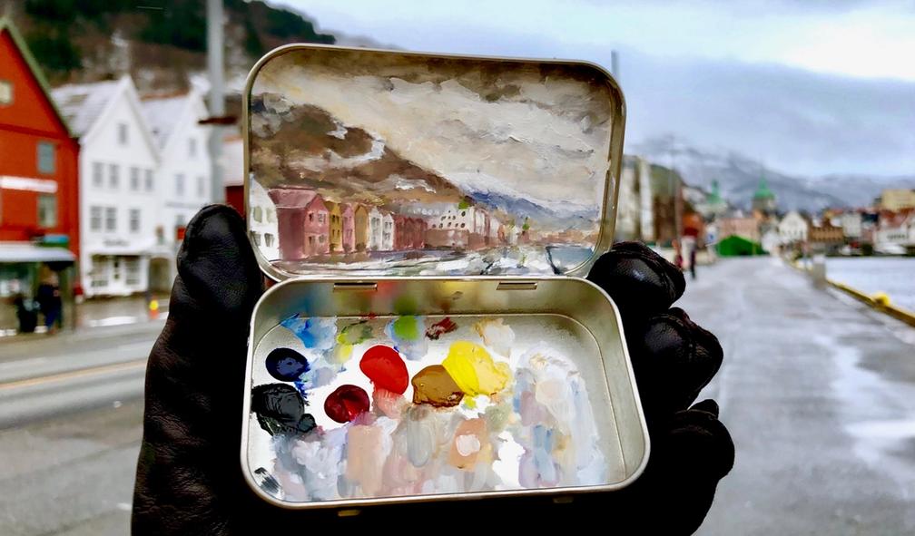 Matthew kan male hva som helst, hvor som helst med "mini tins"