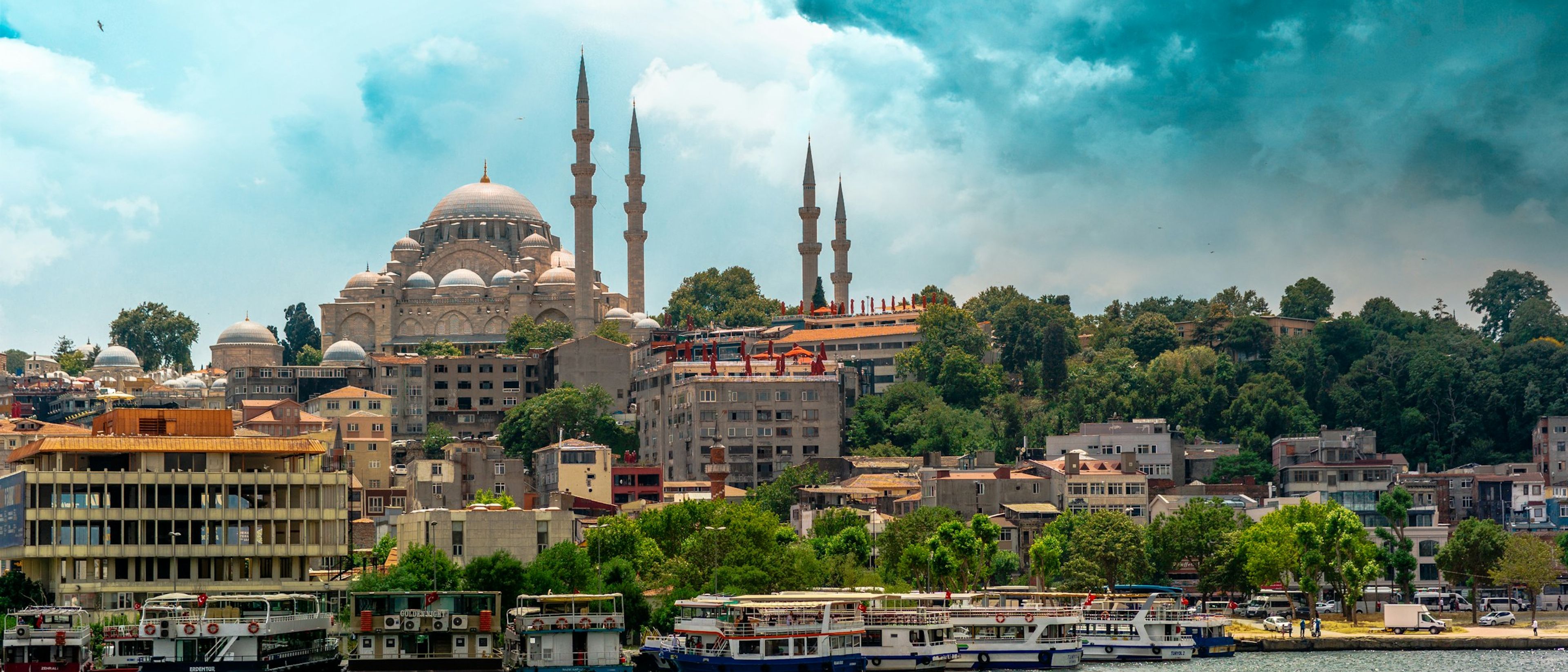 İstanbul'un su kenarındaki silueti, gündüz