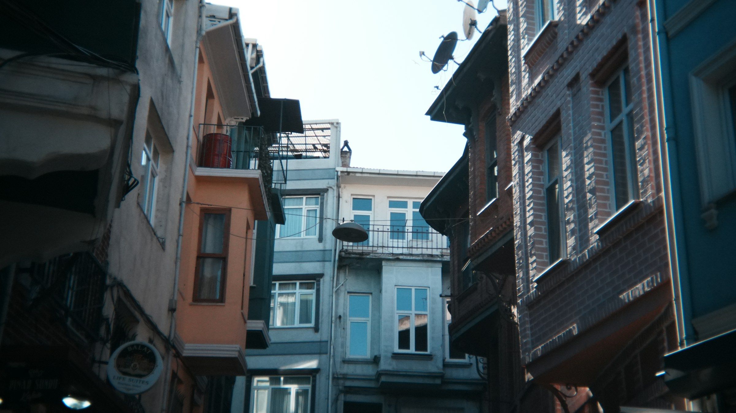 İstanbul'da dar bir sokak ve iki yanında sıralanmış apartmanlar