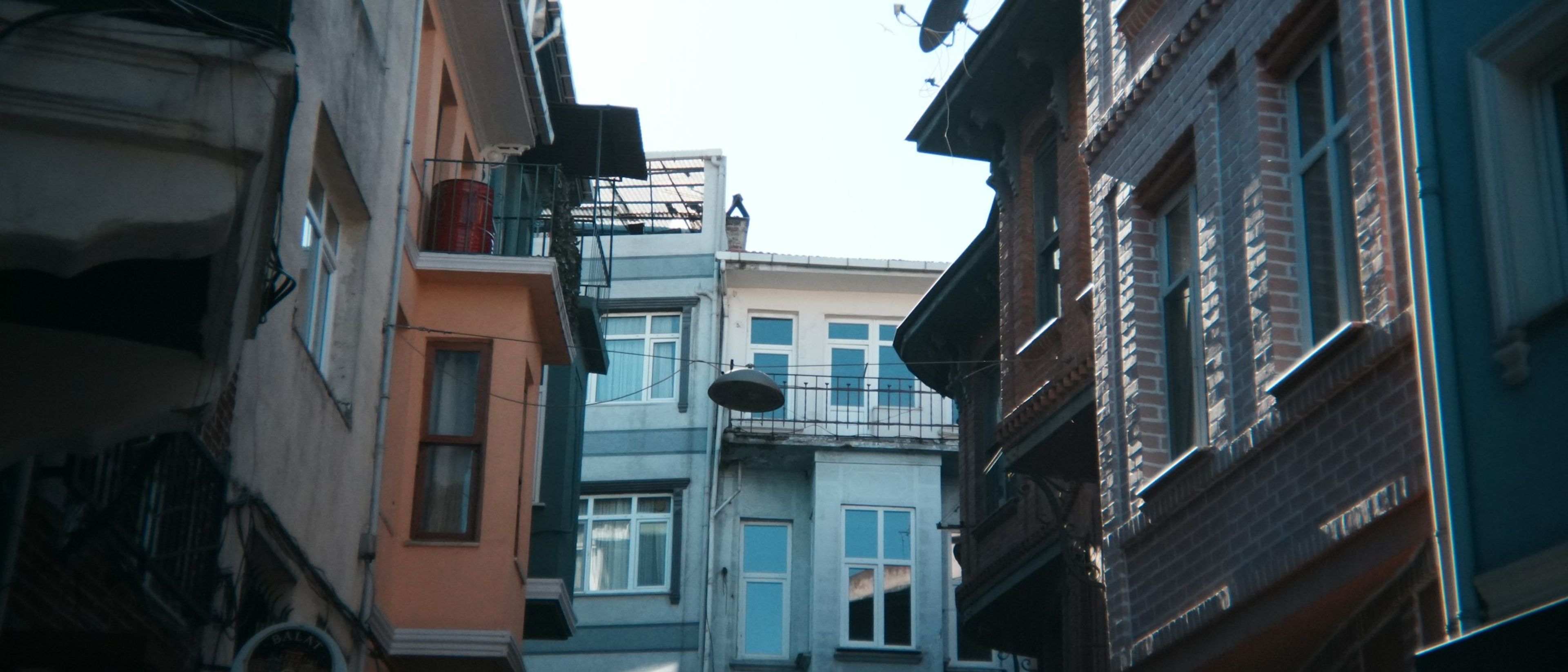 İstanbul'da dar bir sokak ve iki yanında sıralanmış apartmanlar